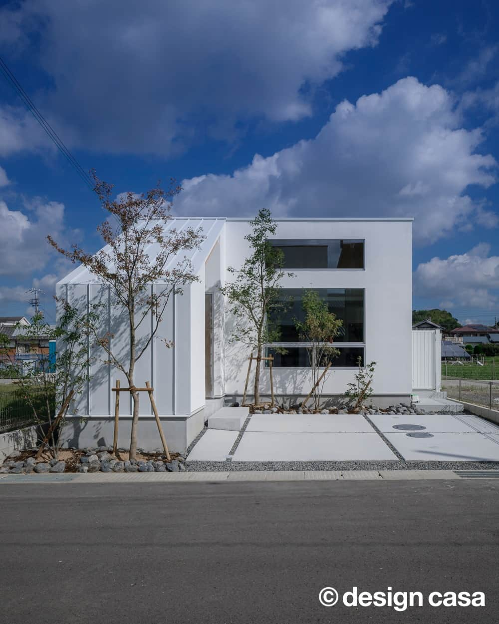 朝日住宅株式会社のインスタグラム：「【建築家と建てる家 design casa】  デザインにこだわった家づくり  建築家とつくる憧れの暮らし 朝日住宅で実現しませんか？  白色の凛とした外観の平屋。 玄関には雨除けができる屋根が伸び、物入れとつながっています。 実用性もデザイン性も考えられたお家です。  気になった方はストーリーズのハイライト『建築家と建てる家』よりお気軽にお問合せください。 しつこい営業はいたしません。  ✜✜✜✜✜✜✜✜✜✜✜✜✜✜✜✜✜✜✜✜✜✜✜✜   施工例をご覧になりたい方は  こちら⇒ @asahijutaku   浜松笠井展示場をご見学希望の方は  こちら⇒ @asahijutaku.hamamatsu  ✜✜✜✜✜✜✜✜✜✜✜✜✜✜✜✜✜✜✜✜✜✜✜✜   #外観 #白い外観 #白い外観の家 #平屋 #平屋の外観 #植栽 #デザインカーサ #designcasa #建築家と建てる家 #建築家とつくる家 #朝日住宅 #住宅会社 #デザイン住宅 #マイホーム #マイホーム計画 #家づくり #おしゃれな家 #おしゃれな家づくり #新築 #一戸建て #注文住宅 #自由設計 #丁寧な暮らし #磐田市注文住宅 #磐田市デザイン住宅 #磐田市住宅会社 #浜松市デザイン住宅 #浜松市注文住宅 #浜松市住宅会社 #浜松市モデルハウス」