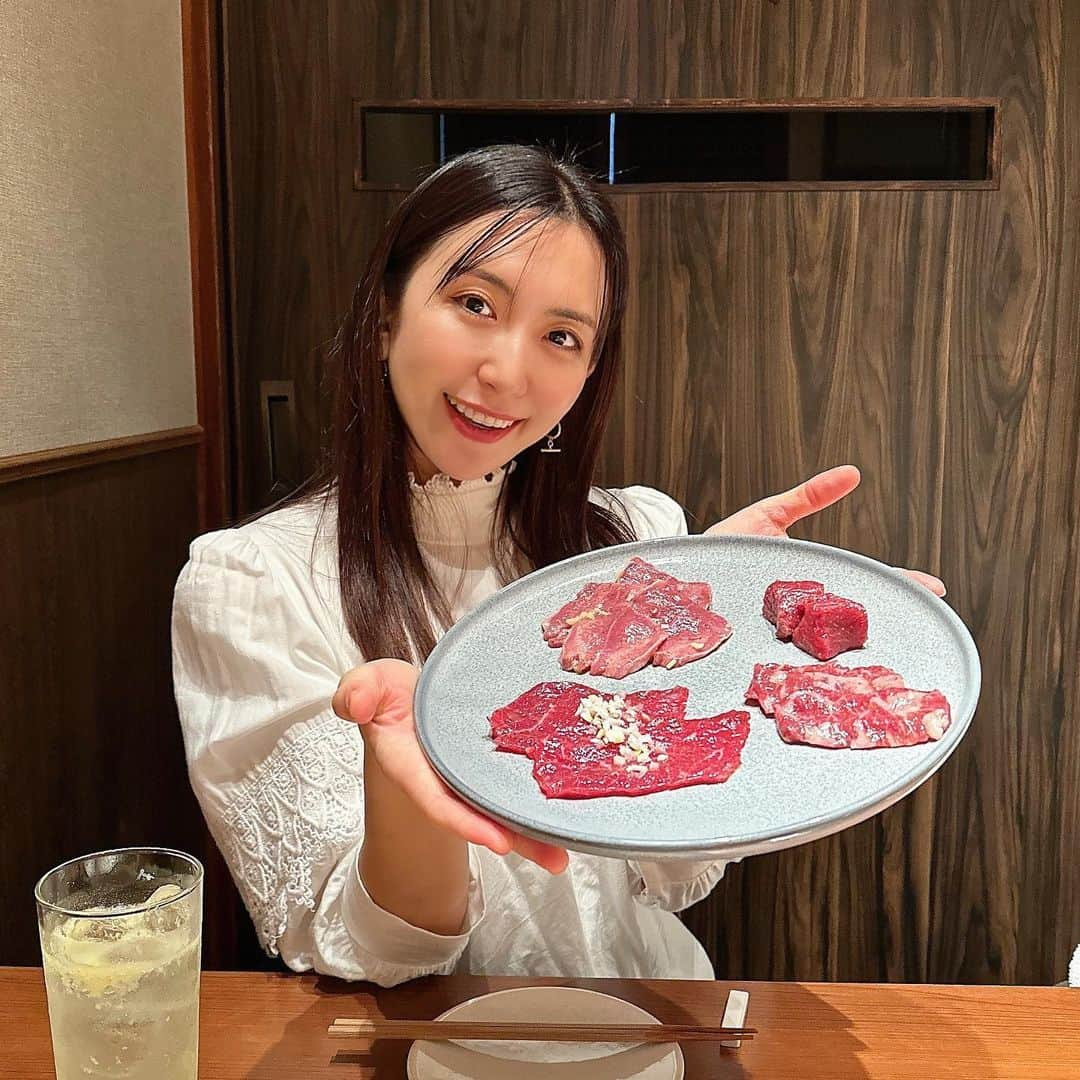 mimiさんのインスタグラム写真 - (mimiInstagram)「お昼に焼肉最高😋🤍 （私の胃も1番元気😎🤍）  大好きなうしごろで😋😋 @ushigoro_hormon   焼肉ホルモンうしごろ銀座店は 個室もあるので子連れには嬉しい🥹🤍  今回いただいたのは正肉コース🥩 ホルモンうしごろでもホルモンなしのコースがあるのです🥹✨ ホルモン苦手な方はおすすめ☺️  焼きしゃぶもとろけるロースも大好き🤤 絶対頼む白いコーヒーブラマンジェは 好きすぎて写真撮るの忘れた😂🫶  満足な週末ランチでした😋🤍 ・ #PR #焼肉ホルモンうしごろ銀座店 #ホルモンうしごろ #ホルモンなし #個室ランチ #焼肉ランチ #銀座ランチ #東京ランチ #週末贅沢ランチ #銀座グルメ #焼肉スタグラム #にくすたぐらむ #肉好き女子 #mimiランチ🐹 #子連れランチ #子連れ焼肉 #ベビーカーok東京 #ベビーカーok」10月20日 12時25分 - chan.mi3