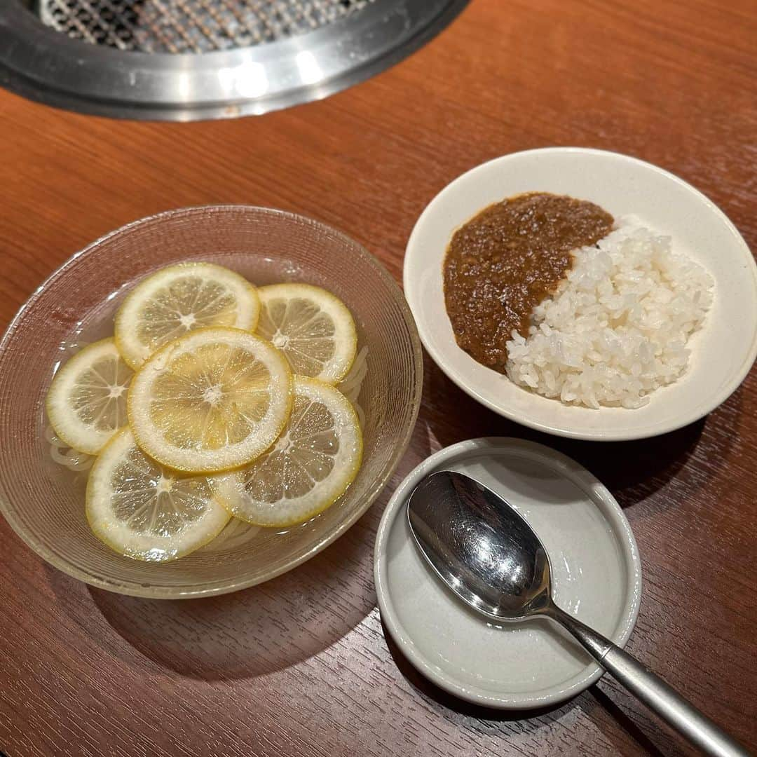 mimiさんのインスタグラム写真 - (mimiInstagram)「お昼に焼肉最高😋🤍 （私の胃も1番元気😎🤍）  大好きなうしごろで😋😋 @ushigoro_hormon   焼肉ホルモンうしごろ銀座店は 個室もあるので子連れには嬉しい🥹🤍  今回いただいたのは正肉コース🥩 ホルモンうしごろでもホルモンなしのコースがあるのです🥹✨ ホルモン苦手な方はおすすめ☺️  焼きしゃぶもとろけるロースも大好き🤤 絶対頼む白いコーヒーブラマンジェは 好きすぎて写真撮るの忘れた😂🫶  満足な週末ランチでした😋🤍 ・ #PR #焼肉ホルモンうしごろ銀座店 #ホルモンうしごろ #ホルモンなし #個室ランチ #焼肉ランチ #銀座ランチ #東京ランチ #週末贅沢ランチ #銀座グルメ #焼肉スタグラム #にくすたぐらむ #肉好き女子 #mimiランチ🐹 #子連れランチ #子連れ焼肉 #ベビーカーok東京 #ベビーカーok」10月20日 12時25分 - chan.mi3