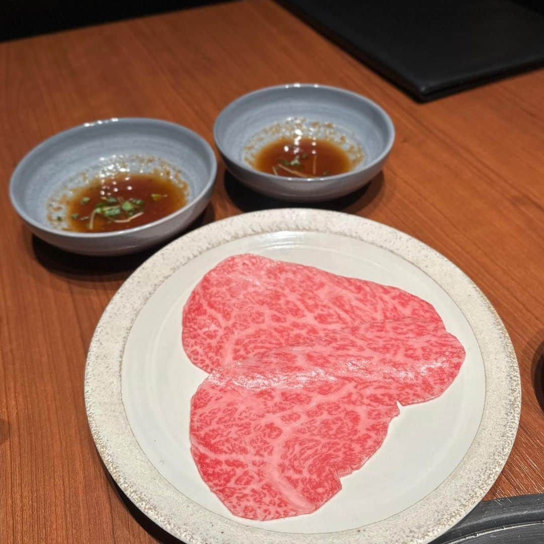 mimiさんのインスタグラム写真 - (mimiInstagram)「お昼に焼肉最高😋🤍 （私の胃も1番元気😎🤍）  大好きなうしごろで😋😋 @ushigoro_hormon   焼肉ホルモンうしごろ銀座店は 個室もあるので子連れには嬉しい🥹🤍  今回いただいたのは正肉コース🥩 ホルモンうしごろでもホルモンなしのコースがあるのです🥹✨ ホルモン苦手な方はおすすめ☺️  焼きしゃぶもとろけるロースも大好き🤤 絶対頼む白いコーヒーブラマンジェは 好きすぎて写真撮るの忘れた😂🫶  満足な週末ランチでした😋🤍 ・ #PR #焼肉ホルモンうしごろ銀座店 #ホルモンうしごろ #ホルモンなし #個室ランチ #焼肉ランチ #銀座ランチ #東京ランチ #週末贅沢ランチ #銀座グルメ #焼肉スタグラム #にくすたぐらむ #肉好き女子 #mimiランチ🐹 #子連れランチ #子連れ焼肉 #ベビーカーok東京 #ベビーカーok」10月20日 12時25分 - chan.mi3