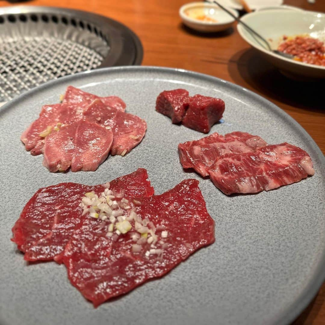 mimiさんのインスタグラム写真 - (mimiInstagram)「お昼に焼肉最高😋🤍 （私の胃も1番元気😎🤍）  大好きなうしごろで😋😋 @ushigoro_hormon   焼肉ホルモンうしごろ銀座店は 個室もあるので子連れには嬉しい🥹🤍  今回いただいたのは正肉コース🥩 ホルモンうしごろでもホルモンなしのコースがあるのです🥹✨ ホルモン苦手な方はおすすめ☺️  焼きしゃぶもとろけるロースも大好き🤤 絶対頼む白いコーヒーブラマンジェは 好きすぎて写真撮るの忘れた😂🫶  満足な週末ランチでした😋🤍 ・ #PR #焼肉ホルモンうしごろ銀座店 #ホルモンうしごろ #ホルモンなし #個室ランチ #焼肉ランチ #銀座ランチ #東京ランチ #週末贅沢ランチ #銀座グルメ #焼肉スタグラム #にくすたぐらむ #肉好き女子 #mimiランチ🐹 #子連れランチ #子連れ焼肉 #ベビーカーok東京 #ベビーカーok」10月20日 12時25分 - chan.mi3