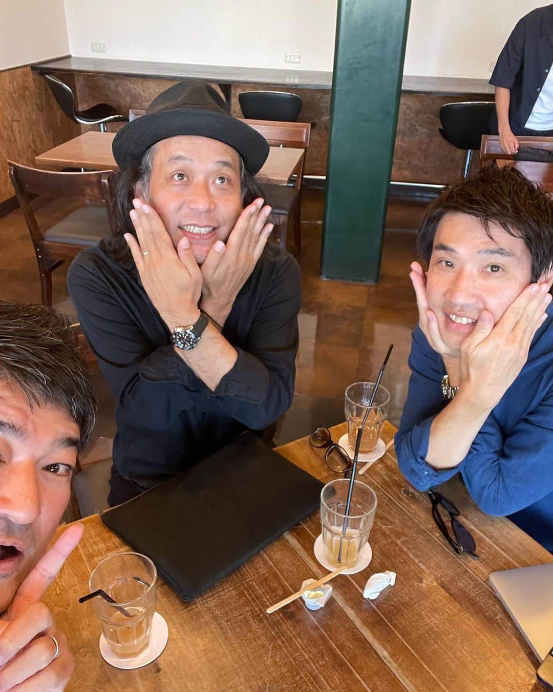 キャンヒロユキのインスタグラム：「【健康番組がスタートする、かも】 「キャンさん時間作れますか？」と、急遽コザのクリエイティブコンビ、シゲさんと島袋さんと那覇でミーティング。（コザ以外で2人を見るのはめちゃくちゃレアケース）  ということで、以前から内容企画の相談に乗っていた健康番組が、来年度からスタートしそうです。 その企画構成などを担当することになると思います。 一旦ワンクールくらいの放送となりそうです（不確定要素ばかりですいません）が、楽しみでーす。  シゲさん島袋さん、仲間に入れてくれてありがとうございます^_^」