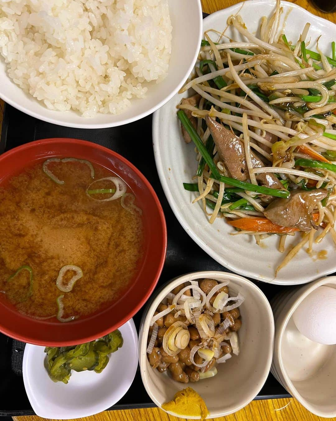 山下智久さんのインスタグラム写真 - (山下智久Instagram)「食欲の秋シリーズ。笑 たくさん食べて楽しんでいこうと思います。  These have been my food adventures as of lately. I’m enjoying this season haha   #たまごかけごはん #カレーライス #やきとり #鮨」10月20日 12時22分 - tomo.y9