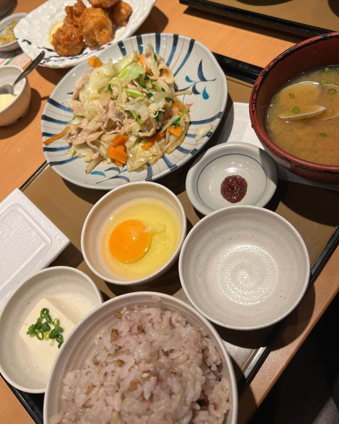 山下智久さんのインスタグラム写真 - (山下智久Instagram)「食欲の秋シリーズ。笑 たくさん食べて楽しんでいこうと思います。  These have been my food adventures as of lately. I’m enjoying this season haha   #たまごかけごはん #カレーライス #やきとり #鮨」10月20日 12時22分 - tomo.y9