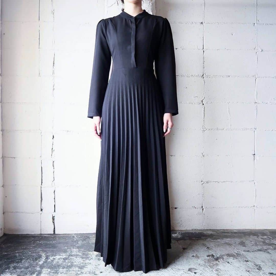 吉祥寺 古着屋 Orfeoのインスタグラム：「. ●Pleated Collarless Dress ●Velour × Satin Camisole Dress ●Cassock Coat Dress . . . お問い合わせはこちらから↓ orfeokichijoji@yahoo.co.jp  #orfeo #kichijoji #tokyo #vintage #used #fashion #coordinate #outfit #オルフェオ #吉祥寺 #東京 #古着 #古着屋 #ヴィンテージ #レディース古着 #吉祥寺古着屋 #コーディネート . . . お問い合わせはインスタグラムのプロフィール掲載のメールアドレスにお願いいたします。コメント、DMでのお問い合わせは受け付けておりませんのでご了承ください。 店頭に出ていないONLINE SHOPの商品もご購入頂けます。気になる商品がございましたら店頭スタッフにお気軽にお声掛けください。」