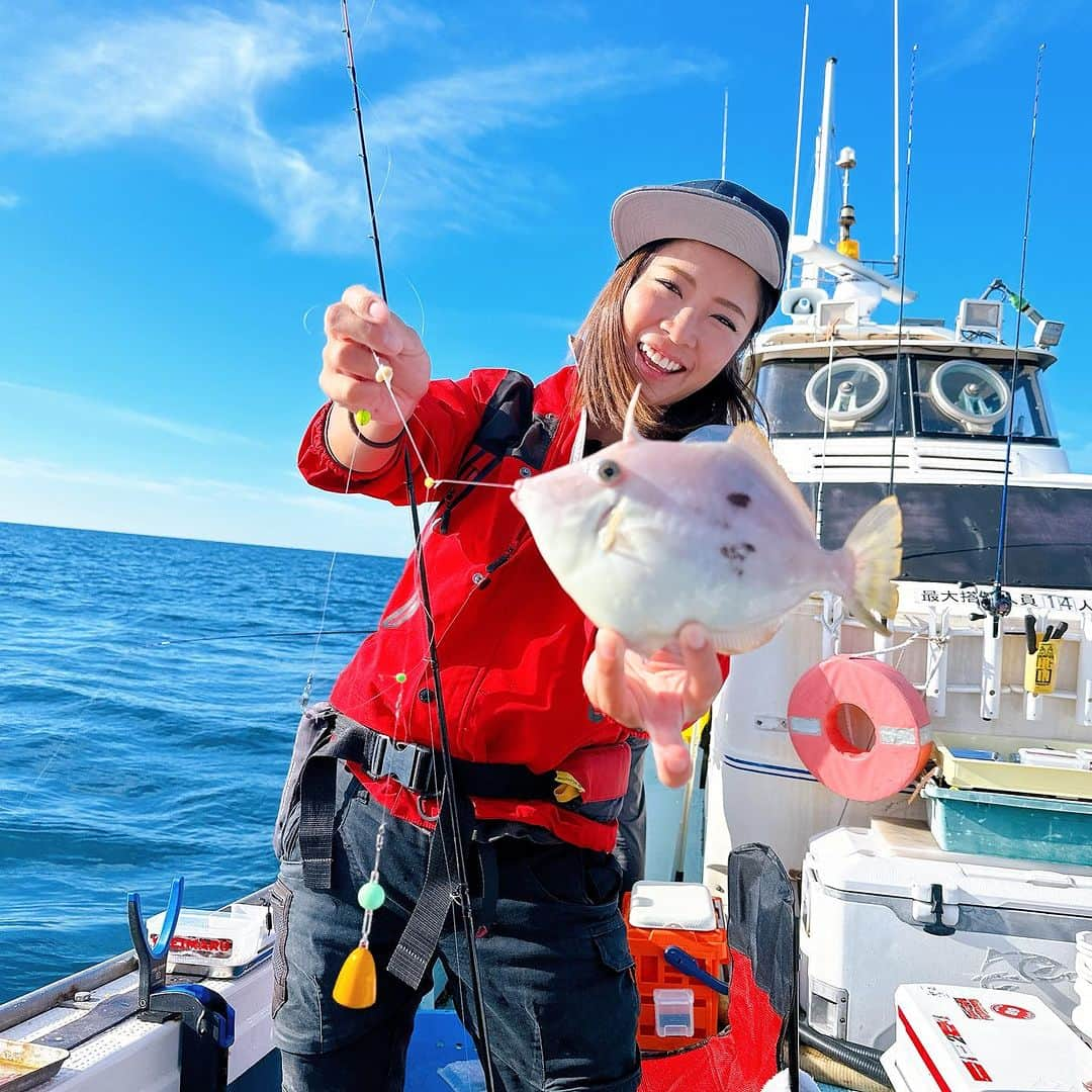 渕上万莉 のインスタグラム：「大好きなカワハギ❤️ どうしても肝が食べたくて今シーズン初のカワハギ釣行🌴  今大きい肝がたくさんの加太に決めました☀️  ハク工房のハクさんに#勇栄丸 さんを予約していただき マサミ店長、カズヤさんと初釣行🛥✨  勇栄丸さんはずっと乗ってみたかった和歌山のカワハギ船🛥 操船や潮の読み、アナウンスが素晴らしいだけじゃなく、船長手作りの餌入れやカウンター等、お客様が釣りしやすいようにという心遣いが凄い船長でした🥹🙏🏽✨  常に満船のわけがわかった✨✨  そしてみんな釣り上手すぎてか私が下手すぎてか この日のTOP 102枚に対して私は27枚🤣🤣  また船中最下位🤣🤣♨️  こんなに好きでカワハギ釣り通ってるのに いつも上手い人にアドバイスもらってるのに 絶対船中最下位やねん😂  なんでなん（笑）🥲🥲  でもめっちゃ楽しかったし 念願の肝パンゲットして 真っ白で美味しい肝カワハギを堪能出来たから幸せ😍❤️🍺  めげずに今シーズンもカワハギ釣り行きまくるぞ🔥  船長、同船した皆さまありがとうございました😆🙏🏽❣️  ■2023.10.13 和歌山県和歌山市 勇栄丸　カワハギ便  #勇栄丸  #加太  #加太沖  #カワハギ #船カワハギ #カワハギ釣り #はげ釣り #肝  #肝パン  #フッチー #渕上万莉」