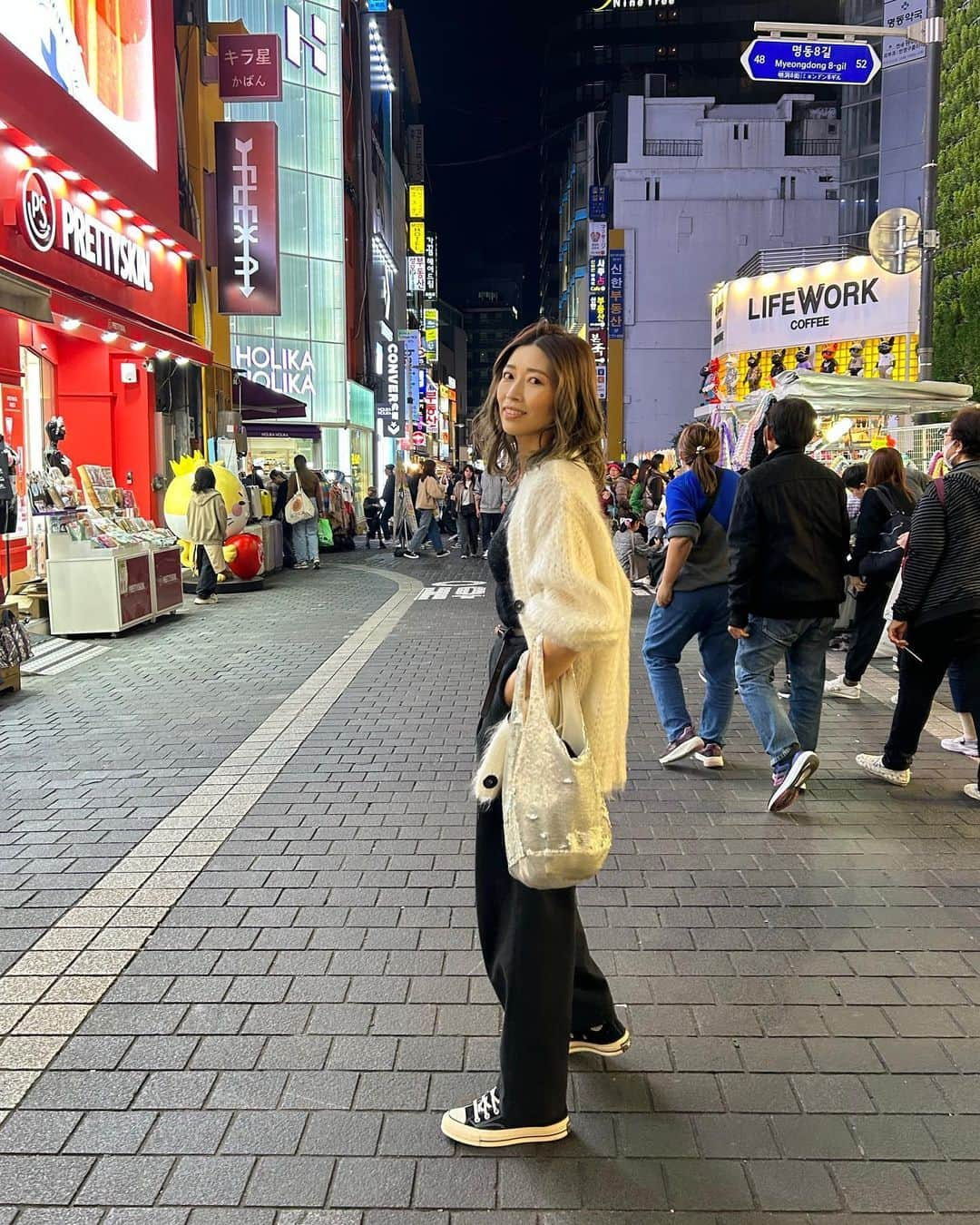 RENA さんのインスタグラム写真 - (RENA Instagram)「旅の前のパッキングにいつも迷うんだけど、何度も失敗した結果、気候に合わせて行く日数分のコーディネートを予め決めてから持っていく服を決めると失敗しないという事に最近気付いた✈️  足元はドレスアップしなきゃいけない日用にヒールを一足(今回は着替えに戻る時間なくて使わなかったけどw)、合わせ易いスニーカーを一足履いて行く。  今回はニットがたくさん着たかったから真空パックで空気を抜いて暑がりなので楽なパット付きタンクトップを数枚🧶  畳める帽子を３つと、同じく畳める小さいバッグを一個  パンツ一本、レギンス一枚、ワンピース二枚…  パジャマ用にデカTシャツとショートレギンス 基本ホテルのパジャマは好きじゃないので。  そんな感じで行きのキャリーバッグの半分に入れて、後の半分は現地で渡す用のお土産を入れて後半空にして買い物やお土産や頂きもの等入れる為のスペース確保🌏  唯一の失敗は寒いかなと持って行ったショート丈のコート  全然いらなかったw  旅先でもオシャレしていたいし いつもと変わらない感じをキープしたい私の小さな拘りでした🤍  早くまた旅に出たい✈️✨  #trip #fashion #ootd #overseas #howto #sisters #海外旅行 #旅行 #私服 #パッキング」10月20日 12時34分 - rena_flare