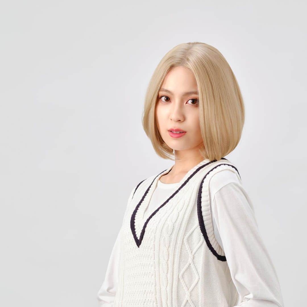 猪瀬百合さんのインスタグラム写真 - (猪瀬百合Instagram)「NAVANA Wigの新作 「韓国風エレガントボブ」発売✨  元が5枚目のワンレンボブで、アレンジ次第で 韓国風の色々なヘアスタイルにチェンジ可能💇‍♀️✨  3年以上NAVANAイメージモデルをさせて頂いてるんだけど、いつも細かなところまで丁寧に作られていて 自然でサラサラのウィッグに感動するんだ、、😳♥️  色んな方が、帽子感覚でナバーナウィッグをつけて ファッションが、より楽しくなったらいいな〜🤍  #アデランス #ハイネット #ナバーナ #ウィッグ #韓国風 #韓国風ヘア #エレガント #ボブ #ハイトーン #タンバルモリ#ワンレンボブ  #Aderans #NAVANA #wig #navanawig #단발머리 #단발스타일 #태슬컷 #애교머리 #단발」10月20日 12時35分 - inose_yuri