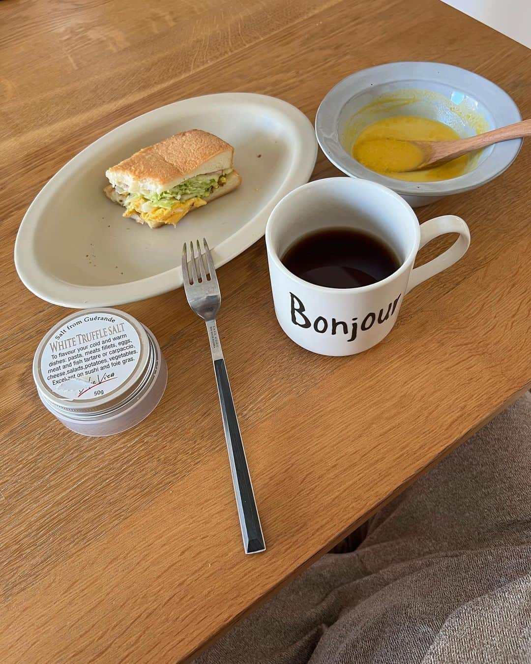 安藤絵里菜のインスタグラム：「・ お家が大好き🏠♥️ ずっと家にいたい笑  だから少しでも居心地が良く。 好きなものに囲まれたくて🪴  #家が好き#インテリア#朝ごはん#観葉植物#食器#料理#花のある暮らし」