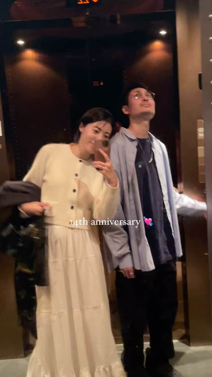 のインスタグラム：「一つ言わせて？ カメラ構えてない時はめちゃくちゃ笑ってるんやで？😩  14年目もよろしくかずぴっぴ🫶🏻 (この呼び方に最近ハマってる。笑)  #14th #夫婦デート」