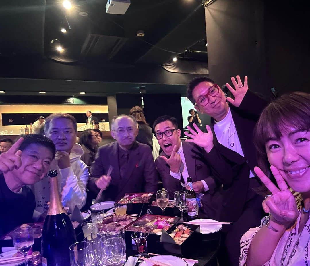 田中律子さんのインスタグラム写真 - (田中律子Instagram)「光山さんの、感謝祭パーティー🎉✨ ぜーんぶ全員ご招待👏🏼最幸すぎましたー😍  あり得ないアーティスト2人のシークレットライブも🎤もうね、1番前の席でみれて、涙ちょちょ切れました😭こんな贅沢出来たのも光山さんのおかげ🤩  お食事は「いち太」さん「嘉禅」さん「のんき」さん「ヴィンチェロ」さん✨素晴らしいお料理で、お正月かと思った🤭 お酒は銀座ゼニスさん🥃  こんな素敵すぎるパーティーに呼んでいただきありがとうございました❤️光山さーん、次は、USJ貸し切りですねーー🤭 ご一緒させて頂いたみなさま、ありがとうございました🙏  #肉山  #光山さん感謝祭 #シークレットパーティー  #贅沢三昧 #感動をありがとう #クックmcお疲れさま」10月20日 12時40分 - ri2kotanaka