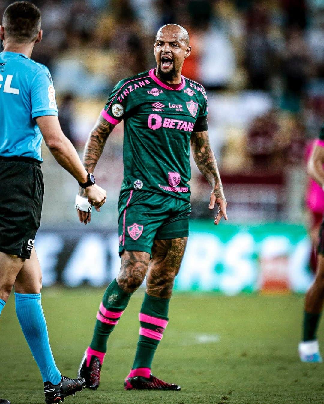フェリペ・メロのインスタグラム：「Orgulho enorme de jogar em um clube que não desiste jamais, obrigado Fluminense, seguimos com nossos sonhos e objetivos, mesmo contra ADVERSIDADES de onde não se deveria ter!! #Deusebom #Fluminense #Orgulho 💚❤️🙌🏽🦁」