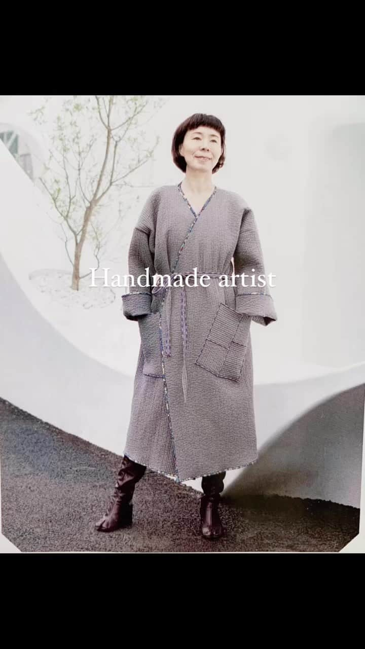 渡邊由貴のインスタグラム：「my current work as a handmade Artist スタイルブック連載 『スタイリスト渡邊由貴のインスタントソーイング、ヌビキルトのガウンコート』  2023年秋冬号は、 ベビーロック・スタジオ日暮里で、レンタルミシン体験をしてきました。  ❤️楽しくて、楽しくて、楽しく縫製できて、ロックミシン『Sakura』、ベビーロック・スタジオスタッフの皆様に感謝です。  今回は、紫とグレーの2色の糸を使い ウェーブロック（ロックミシン『Sakura』）を使用しました。  初心者は、 生地の色＆好きな色の 組み合わせが失敗しないそうです。  次回は大胆カラーに挑戦してみます。 部位ごとに色の組み合わせを変えても素敵ですよね。  皆さまにも、楽しい体験オススです。  「 今回の素敵ポイント 」  ❤️ウェーブロック仕上げがデザインを引き立てデザイン＆マインドUP⤴︎ ❤️キルト生地に最適な綺麗縫製方法でした。 ❤️どんどん出来上がっていくコートを　”ワクワク” しながら縫製。 ❤️仕上がりが綺麗  ▪️ベルトループはウェーブロックで簡単仕上げ。 ▪️残布を剥ぎ合せたらストール、ポケット速攻完了。 ▪️裏が見えても可愛いウェーブロック❤️  韓国のキルトは大好きで 韓流皇帝ドラマ衣装で良いなと思ってたのです。 今回その歴史あるキルトでガウンコートを作れて嬉しいです。 ご提供下さった 生地：HINODEYA @fabricstorehinodeya  誠にありがとうございます。  襟ぐりはリバティープリントのバインダーで仕上げました。  パイピング：ユザワヤ @yuzawaya_._hobby  @libertyjapan  ベビーロック・スタジオ日暮里のスタッフ皆さまの親切なご指導のお陰で、 ヌビキルトのガウンコートは簡単、可愛いく、楽しく仕上がりました。  ご指導いただいたベビーロック・スタジオ日暮里のスタッフの皆さま ご協力ありがとうございました。  私はベビーロック社のミシンに感動ししゃいました。  www.babylock.co.jp/studio/nippori @babylock_studio  www.takedamishin.com @takeda_mishin   ミシンショップタケダ日暮里本店ショールーム　03-6458-3485 店舗統括マネージャー小林さんがとても親切です。  #ロックミシン #sakura #ウェーブロック ＃ベビーロックスタジオ日暮里 #ベビーロック #ロックミシンsakura #スタイリスト渡邊由貴 #handmadeartist #スタイルブック連載 #スタイリスト渡邊由貴のインスタントソーイング #ヌビキルト #HINODEYA #ユザワヤ #日暮里 #ミシンショップタケダ #ハンドメイド #ハンドメードアーティスト #handmade # handcraft #ハンドクラフト」