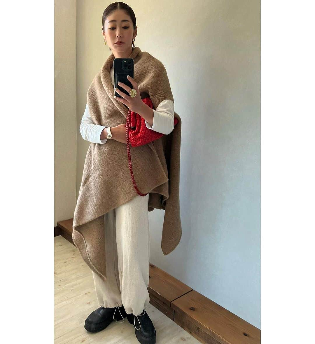 ジュジュのインスタグラム：「大きくなってくるouterやニット🧶styleにちょこんも可愛いなぁー♡"  小さいけど存在感マシマシなのは、bi-colorのカラーリングと、ゴツゴツした珍しい♡フォルムなのかな💪🤍  是非この機会にご利用下さいませ。  オーダー期間中も出来る限りstyling提案していきます🫣🤲✔️  outer:何年か前のずっと大事に着てるやつ♡"  #akarih #order #arumiheartseries」