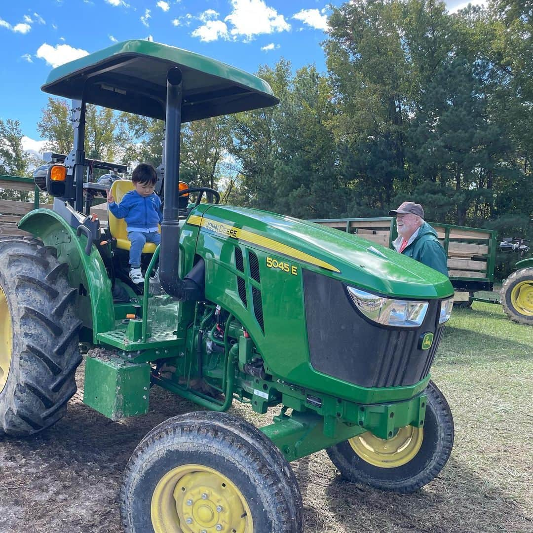 芽華ららさんのインスタグラム写真 - (芽華ららInstagram)「𝒑𝒖𝒎𝒑𝒌𝒊𝒏 𝒑𝒂𝒕𝒄𝒉 ⁡ 📍Phillips farms Cary NC  ⁡ この時期になると開催されるパンプキンパッチ🎃 色んな種類のパンプキンが沢山あって見てるだけで面白い😊 ファームではキッチンカーやバー、子供が楽しめる遊具が沢山✨✨ 大きなトラクターを改造して作った滑り台やコーンメイズ🌽カウトレイン🐮などなど❣️ 大人も子供も一日中楽しめました🩷 ⁡ ⁡ ⁡ #usa #nc #アメリカ駐在#アメリカ赴任#アメリカ駐在生活#アメリカ駐在妻#海外生活#ノースカロライナ州#ノースカロライナ駐在#ノースカロライナ生活 #観光スポット #rarainUSA #rarastagram #❤️ ⁡ ⁡」10月20日 12時50分 - rara.world