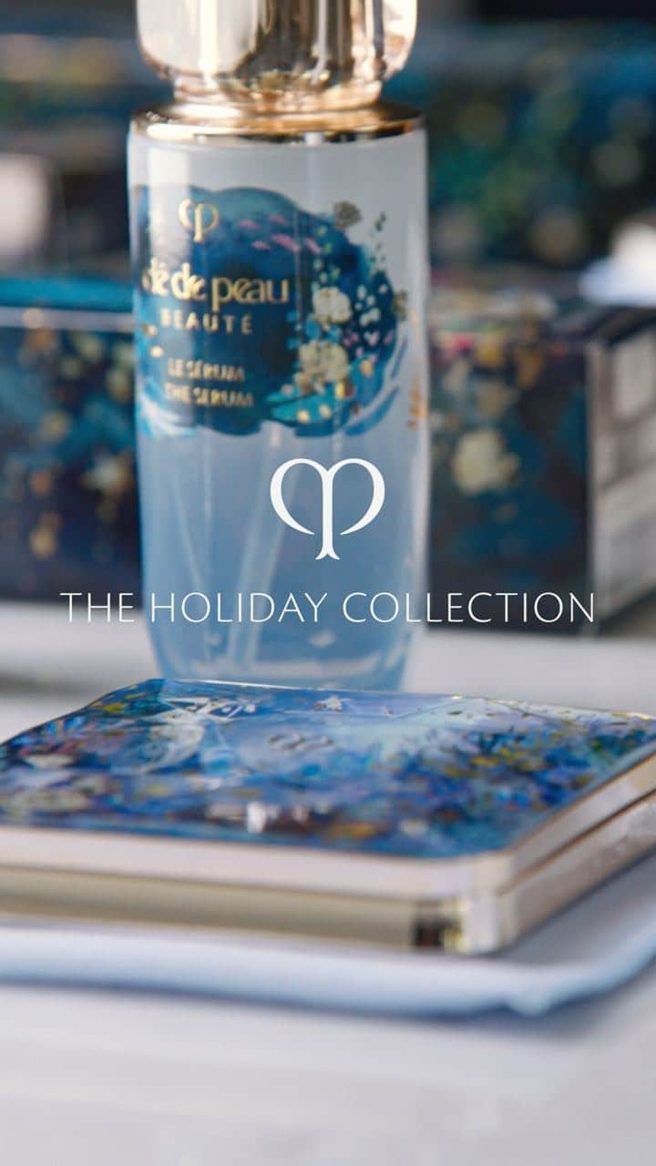 ダイアナ・シルバーズのインスタグラム：「With the festive season just around the corner, we are thrilled to unveil our 2023 Holiday Collection – “Toward the Horizon” 🎁  This whimsical collection draws inspiration from the kaleidoscopes of different colored creatures and plants that live underwater, and features the dreamy, ethereal watercolor artwork of American artist @KatieRodgers. Our gorgeous ambassadors @EllaBalinska, @DakotaFanning and @DianaSilverss have got their hands on the new Holiday Collection and here’s what they had to say😍   We can’t wait to share more about this exclusive collection with you, so stay tuned!  ホリデーシーズンを目前に控え、クレ・ド・ポー ボーテ2023ホリデーコレクションを発表します🎁  「Toward the Horizon」～さらに先へ、輝く未来を信じて～  今回のコレクションは、童話「人魚姫」にインスパイアされ、物語の主人公がもつ「自分の可能性を信じて、新たな未来を自分自身で切り拓いていく前向きな強さ」をテーマにしています。ホリデーコレクションならではの華やかな雰囲気と幻想的な海の世界で、まるで主人公に誘われてストーリーを追体験していくような没入感のあるコレクションです。 アメリカ人アーティストのケイティ ロジャース氏（@KatieRodgers）とコラボレーションしてつくられました。  そしてクレ・ド・ポー ボーテ グローバルアンバサダーのエラ・バリンスカさん （@EllaBalinska）、ダコタ・ファニングさん（@DakotaFanning）、ダイアナ・シルバーズさん（@DianaSilverss）が新しいホリデーコレクションを手にし、コメントしてくれました😍 「今回の特別なコレクションを、皆さんにお伝えするのが待ちきれません！」」