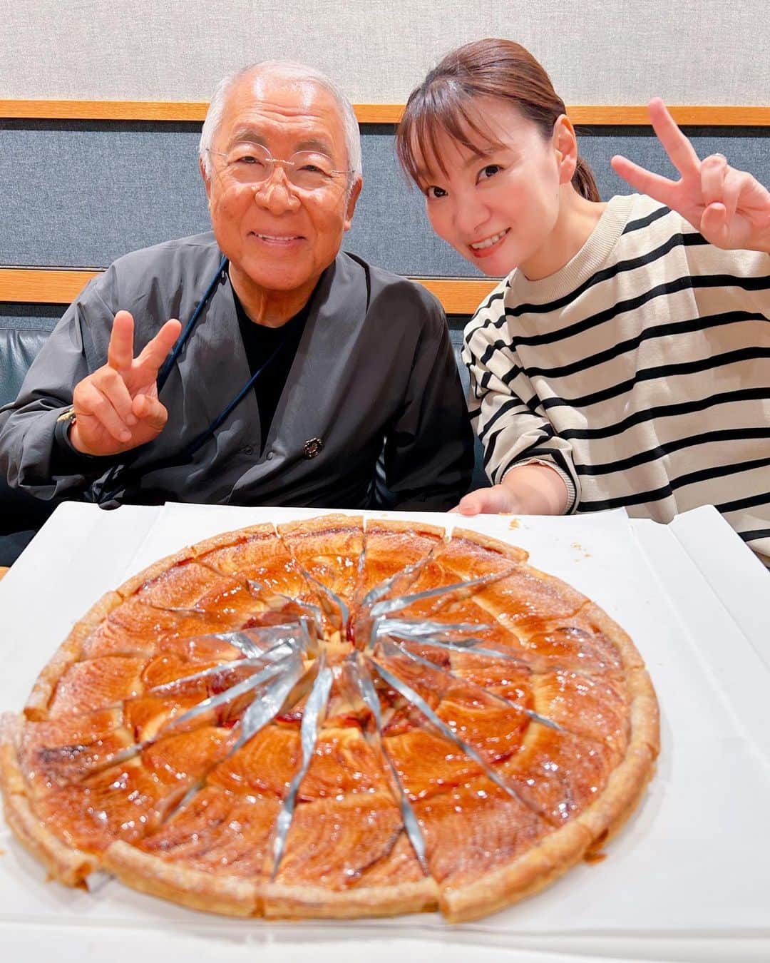 保田圭のインスタグラム：「今日は服部先生と レギュラーラジオの収録でした🎶  先生から美味しすぎるアップルパイの 差し入れを戴き…幸せ😍💕  有機の紅玉りんごを贅沢に使った アップルパイ 最高すぎました🍎✨  ああ〜☺️幸せだぁ🩷💜💚 先生ありがとうございました🙏✨  #服部幸應先生  #nack5  #服部幸應welltaste  #毎週日曜日12時から #ラジオも聞いてね」