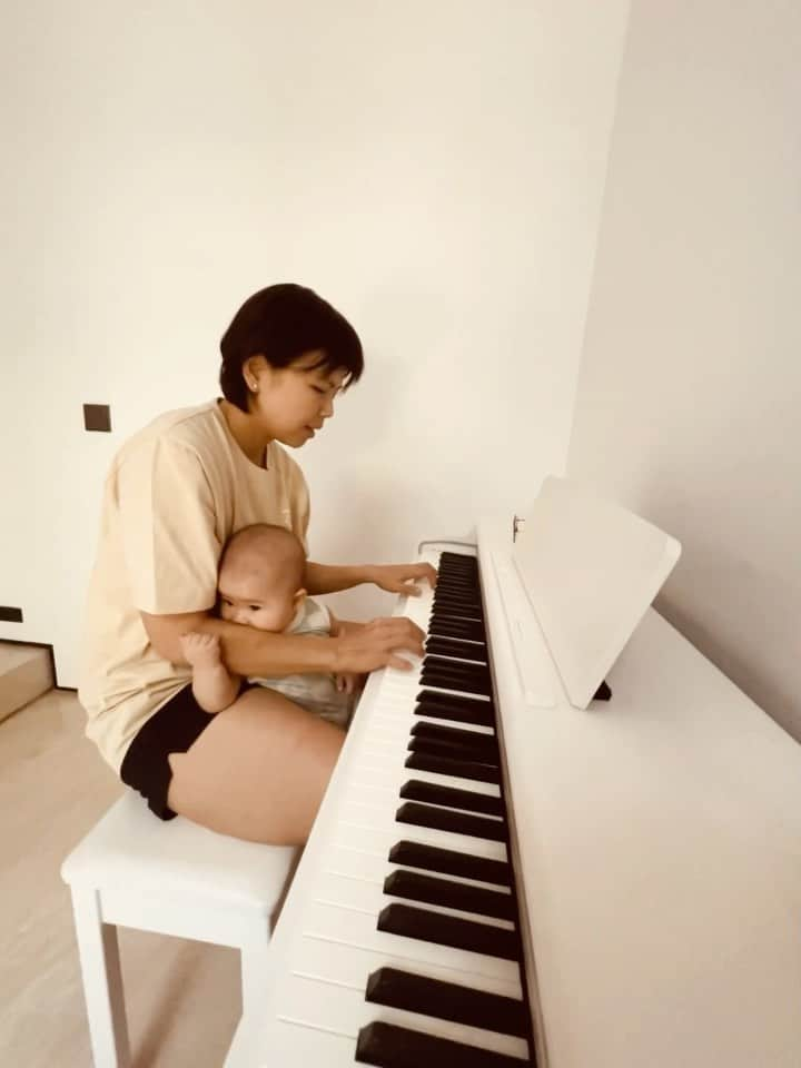 グレイシア・ポリーのインスタグラム：「Mama bukan aunty Raisa atau aunty Isyana tapi mama bisa kenalin Jessia sama musik dari bayi. 😂🎹🎼🎤  Kalau cuma pencet-pencet piano dan yang penting ada suara (jangan minta merdu ya), mama juga bisa sih nak. 🙈😆😂」