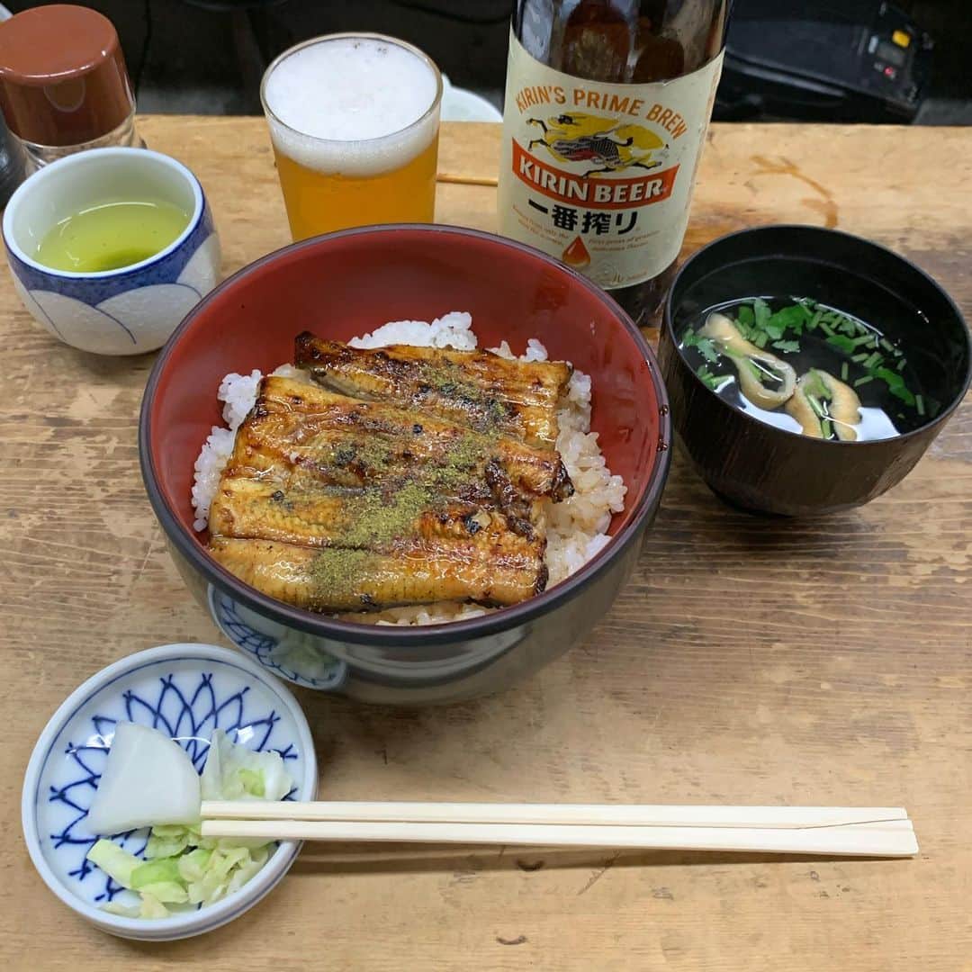 くろさんのインスタグラム写真 - (くろInstagram)「有給休暇満喫ランチ➰🍺  オサレタウン自由が丘で昭和臭Maxの大好きスポット😋  瓶ビール大700円 うなぎきも焼き300円 うな丼1,700円  #うなぎほさかや #ほさかや自由が丘 #ほさかや #うなぎきも焼き #瓶ビール小 #麒麟一番搾り #自由が丘昼飲み #自由が丘昼のみ #昼からビール #昼ビール #昼ビ #自由が丘グルメ #自由が丘ランチ #自由が丘散歩 #自由が丘 #くろ呑み喰い #自由が丘飲食店徘徊中」10月20日 12時58分 - m6bmw