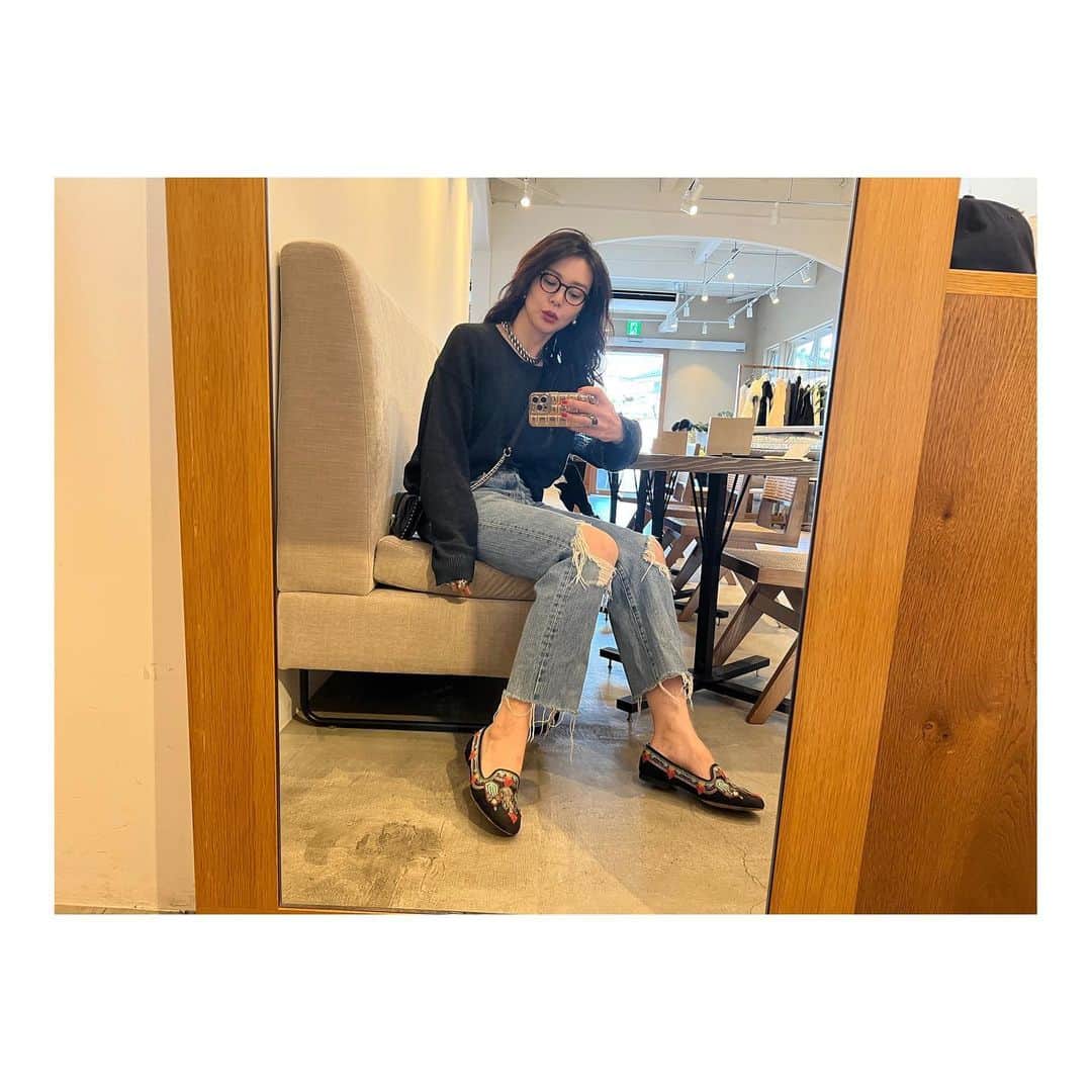 知花くららのインスタグラム：「これからとあるプロジェクトの打ち合わせで工務店さんへ。  そして。今晩からスタートの、TBS『フェルマーの料理』第一話に、一瞬だけ出演しております！  ぜひ探してみてねー😆」