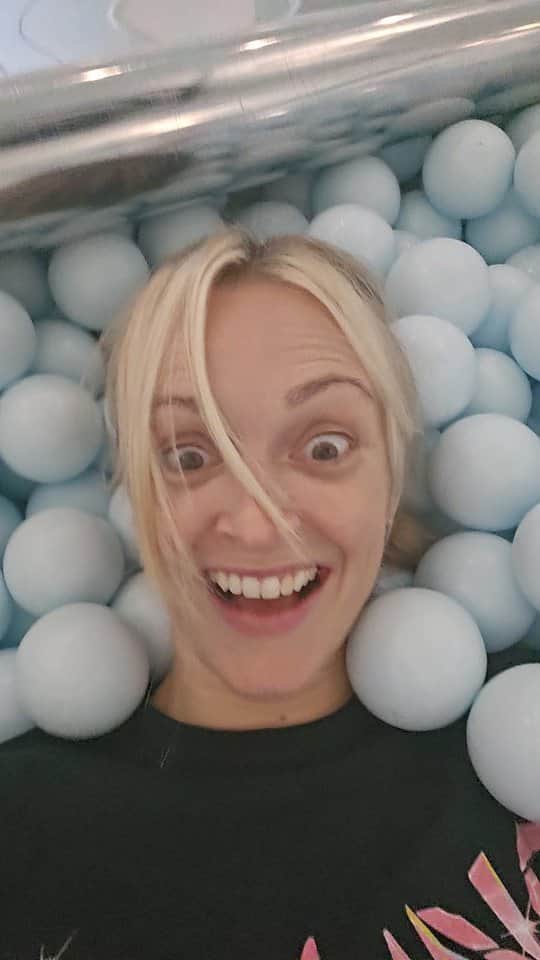 ファーン・コットンのインスタグラム：「When I was a kid I imagined I would one day design my own house which would have slides instead of stairs and a giant ball pit where the front room should be. Im pretty sure me and @kyesones discussed this at length when we were little. Although I haven't gone down that design route at home and have stuck with traditional stairs....this was a good reminder to get in touch with fun and imagination and joy. My kids have never been happier.」