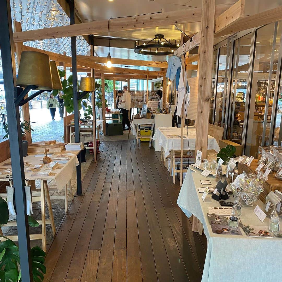 枚方T-SITEさんのインスタグラム写真 - (枚方T-SITEInstagram)「reen建築工房の楽しいマルシェ！  greenのテーマでもあるサスティナブルにこだわったマルシェ。 美味しいスイーツやナチュラルテイストのアクセサリー、ドライフラワーからアウトドアグッズまでワクワク満載です   出店予定  ・Kaoru coffee（コーヒー）・Lau（陶器）・れんげそう（スイーツ）・吉野園茶舗（お茶） ・アトリエ河川敷（ドライフラワー、リース）・hanani fureru（ドライフラワー）・oyamaのおやつ（焼き菓子） ・アトリエMotoKA（ハンドメイドアクセサリー）・PLATTO（カヌレ）・森の学校（DIYグッズ） ・gnomeXむぎさんち（ペット雑貨）・ameni（アクセサリー）・Mercy vegan factory（ビーガンスイーツ） ・ほくとのおうち（焼き菓子）・NUKU CURRY（カレー弁当）・green建築工房（リノベ相談会）　他  【INFORMATION】 gleen建築工房〜暮らし彩る自然×暮らしマルシェ〜 ■会期：2023年10月20日（金）〜10月22（日） ■場所：枚方T-SITE1階屋外スペース  #枚方tsite  #枚方tサイト  #枚方t_site  #枚方蔦屋書店  #green建築工房」10月20日 23時48分 - hirakata_tsite