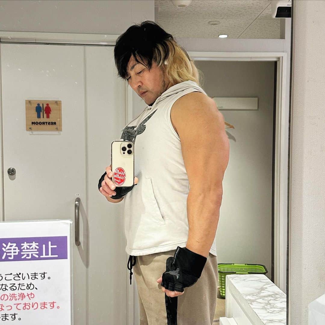 棚橋弘至さんのインスタグラム写真 - (棚橋弘至Instagram)「#腕トレ #armday   #二頭筋 #biceps #三頭筋 #triceps  試行錯誤💪  #anytimefitness」10月20日 23時48分 - hiroshi_tanahashi
