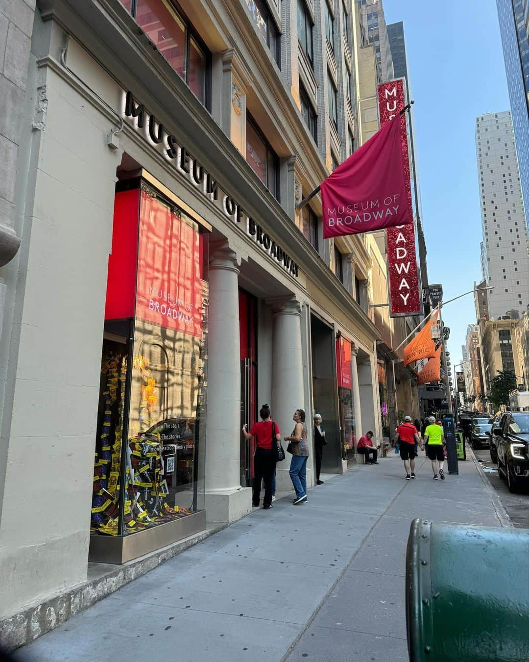 岡田育さんのインスタグラム写真 - (岡田育Instagram)「🎭 Museum Of Broadway 🎭  @museumofbroadway  #broadwaymusicals  #museumofbroadway   #hairspraymusical  #hadestownmusical  #wickedmusical  #funhomemusical  #natashapierreandthegreatcometof1812  … and more! So much fun and very interesting.  以上 #ミュージアムオブブロードウェイ でした！ 最近あまり観劇できてない憂さ晴らしに行ったのだが楽しかった。数たくさん観てる人ほど楽しい作りではあろうから結構上級者向けだけど、神聖ブロードウェイ王国の福祉の手厚さみたいなものを感じて納税の甲斐がありましたね……。テーマごとの企画展のときなど再訪したい。」10月20日 23時52分 - okadaic