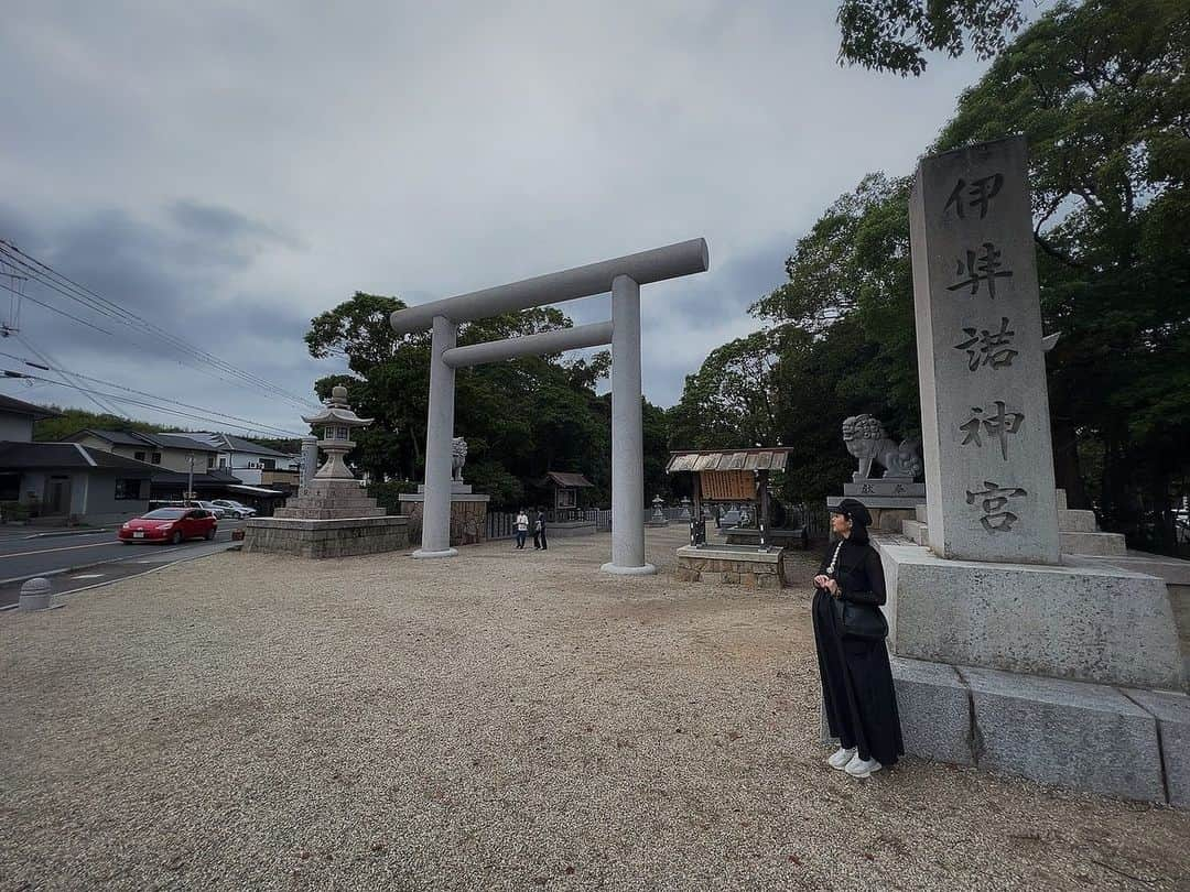 日下裕江のインスタグラム：「-伊弉諾神宮-  淡路島と言えば、 日本で最初に作られた島🗾  日本書紀や古事記にも記されているそうで、  イザナギノミコトとイザナミノミコトの二柱の神がこの地に降り立ち最初に淡路島を作ったとされています。  その伊弉諾命が祀られてる”伊弉諾神宮”に 淡路島に来たら最初に行きたいなと思っていた場所⛩️✨  厳かな空気に包まれ 日本最古の神社だなという感じが漂ってました⋆*❁*  大きな夫婦大楠も聳え立っていて圧巻🌲 雨に降られることもなく、 1番来てみたかった場所に来れて良かったです😊✨  #伊弉諾神宮 #伊弉諾神宮夫婦大楠 #伊奘諾尊 #伊邪那岐命 #伊奘冉尊 #伊邪那美命 #イザナギノミコト #イザナミノミコト #国生みの島 #くにうみ神話 #国生みの島淡路 #淡路島 #日本書紀 #古事記」