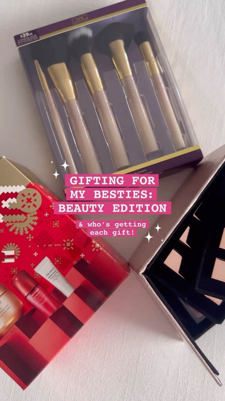 Macy'sのインスタグラム：「For the #makeup buff or the #skincare guru, we’ve got gift sets for all the #beauty lovers on your #HolidayShopping list. #MacysStyleCrew」