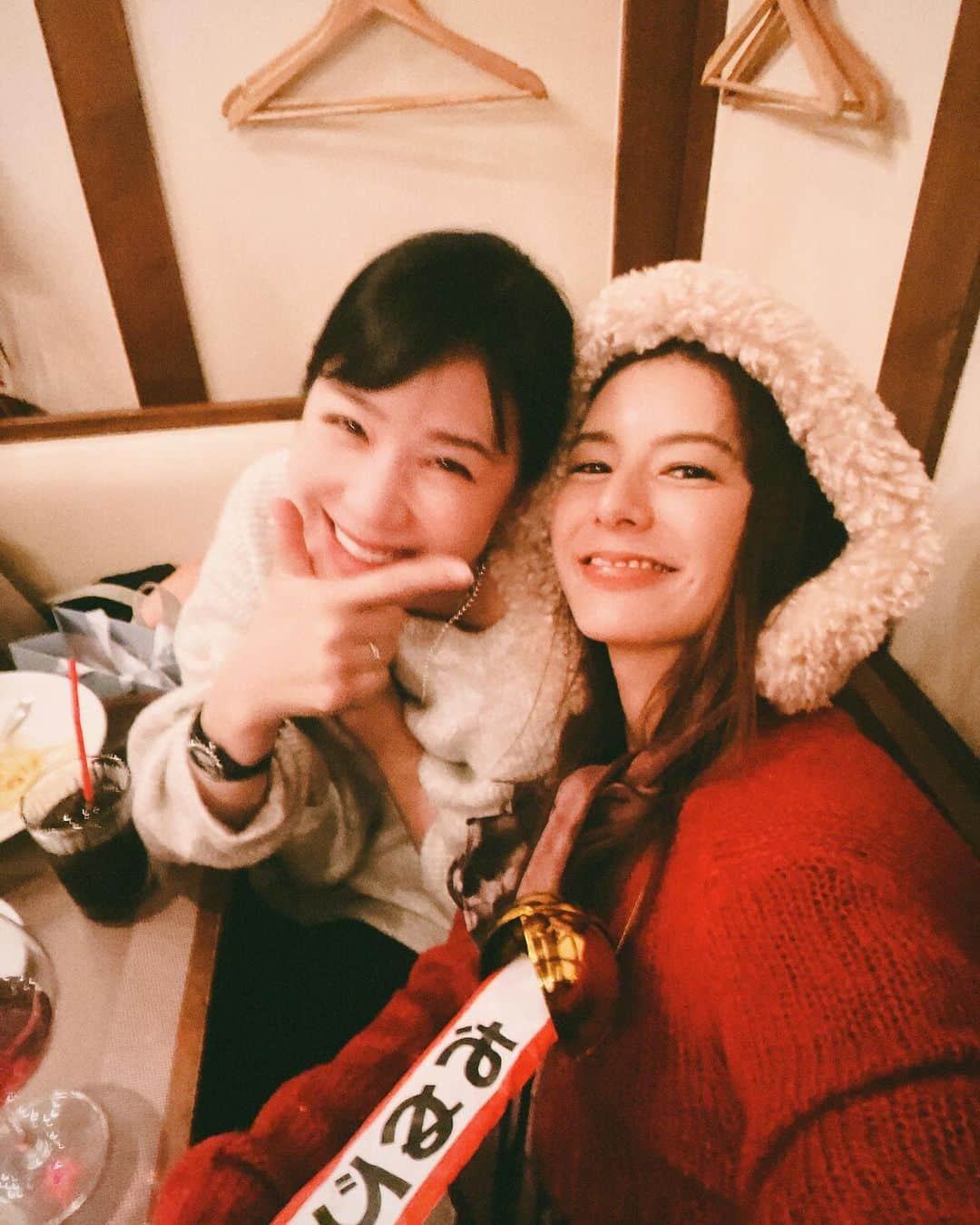 スザンヌのインスタグラム：「1泊2日の弾丸東京🗼❤️‍🔥  だいすきちーむと数年ぶりに 憩いの場所 @portobello0707  （なんでも本当に美味しい🍝🍷）で ご飯出来て ゲラゲラ笑って（パワーワード飛び出しすぎ♡） みんなでお祝いし合えたり （すぐぜーんぶ身につけた1枚目📷本当にありがと♡）  仕事も2日間、朝から晩までみっちり頑張った🥰 心地良い充実感！ 帰って息子と竹見さんから頂いた ボウリング🎳パーフェクトコントロール読んで徹底分析するぞー💪（センス最高）」