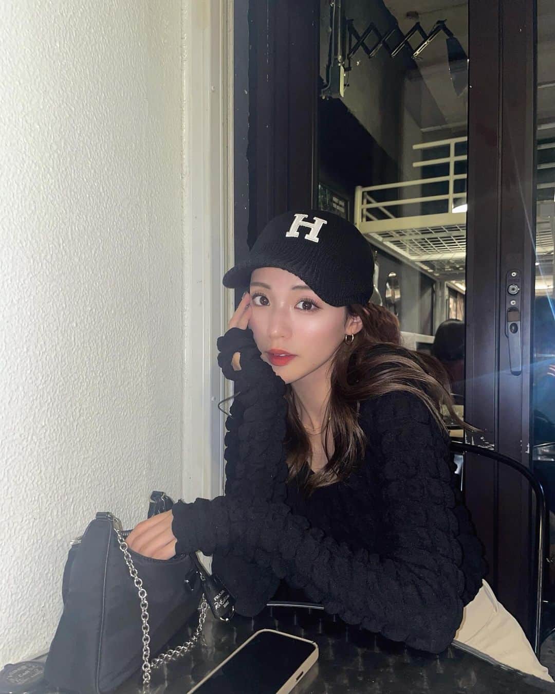 志田友美（ゆうみん）のインスタグラム：「この帽子ですか？  通りの帽子屋さんででこれが売っててビビビ！！！ときて、 でも荷物増えるから帰りに買おうとしたらこの一点でラストですよ！って言われてそりゃー買うじゃん？  んで、帰りこの帽子屋通ったら同じのが売られてたヨ⭐︎  んで、ネットだと買った額の半額で買えるらしいヨ。  商売上手ね！😚🥲😒😑  そうゆうの嫌いじゃない🥹」