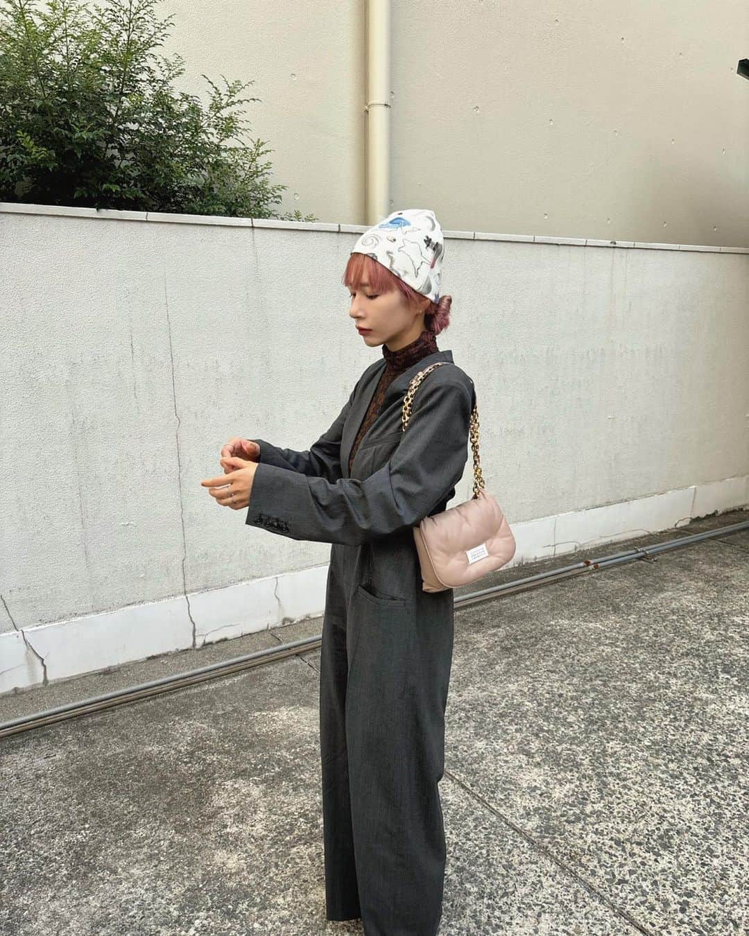 かしめぐのインスタグラム：「💞 oysterserviceのコーデ集  ビーニーお気に入りすぎ✌🏼 明日から @201showroom でPOPUP🎟️  タイツとコラボスウェットは絶対買います🤫」