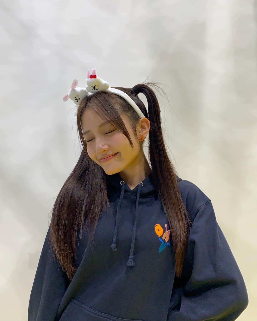 さくらのインスタグラム：「🌼お知らせ🌼 11月18日(土) ＆19日(日） に万博記念公園にて開催される 「おは朝パーク」に出演させて頂きます！🐰🧡  私たちが着用している「おはパー パーカー」などの アパレルグッズは、公式HPにて発売中です！🫶🏻 そして、このかわいいおき太くんたちのカチューシャは 会場で購入できちゃいます😙💫  是非おはパーに遊びに来てください！ෆ ̖́-‬ 待ってます🐰🧡」