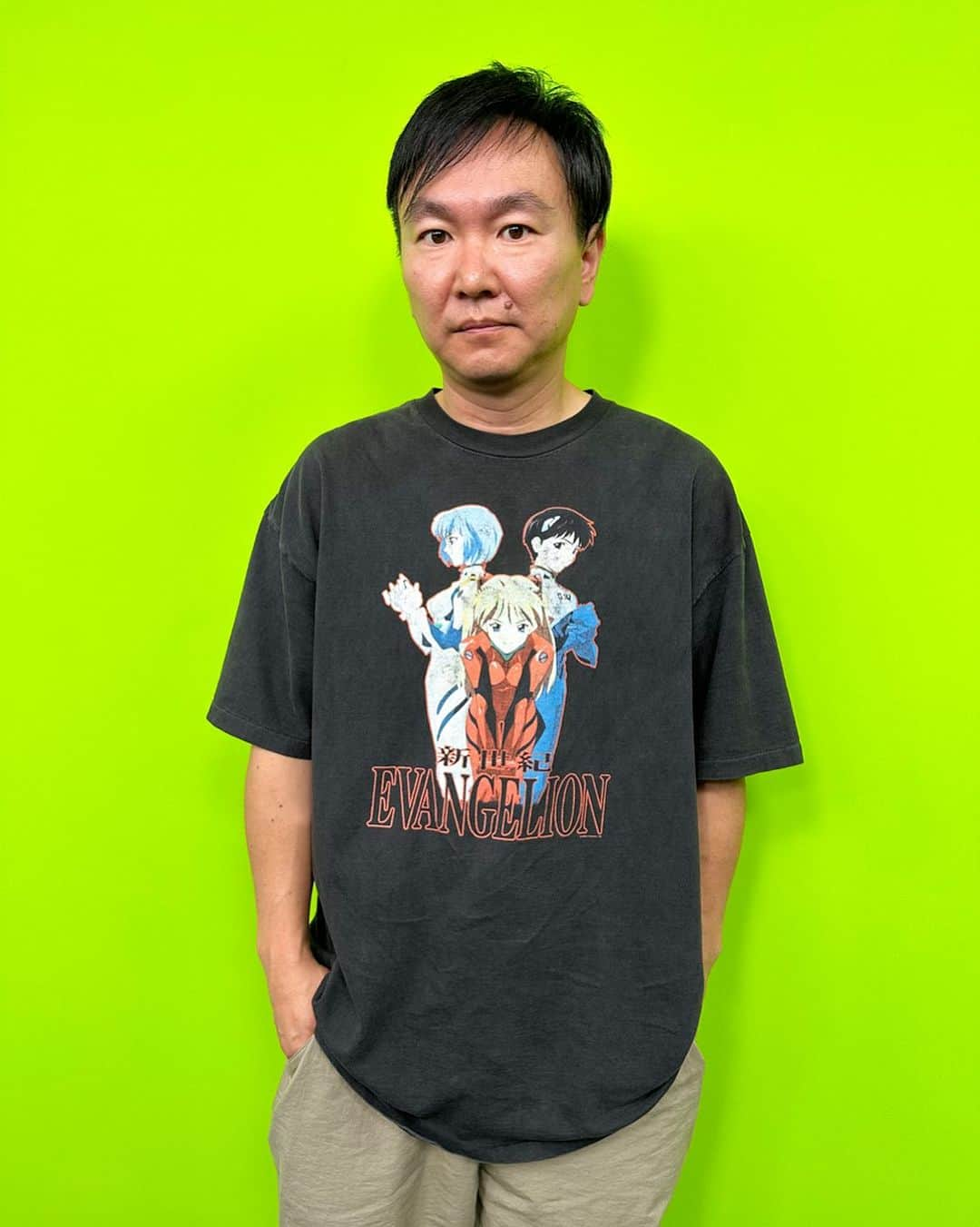 山内健司（かまいたち）のインスタグラム：「。 クロマキーバックのエヴァTシャツ  chillweebさんで買った超王道のエヴァT。これは新世紀って漢字の方のやつ。もう一つ新世紀のとこが、NEON GENESISバージョンもあるけど漢字の方が人気✋  ほんでこれはサイズが2XL🚴‍♀️  マイサイズよりでかいけど、サイズがめちゃくちゃ珍しいという事で買った😂  ヴィンテージTシャツはサイズで値段が全然違ってくるから、それもまたオモロい  だんだん自分の好みが分かってきた  俺は映画TとアニメTの人間だ  バンドは一旦離れます😂  PS、この写真と全く関係ないけど河合郁人こと、ふみちゃんこと、ほぼ芸人がインスタ始めました😂😂😂みんなフォローチャンスや😂😂😂  #ヴィンテージTシャツ #エヴァンゲリオン #evangelion  #かまいたち山内  #河合郁人」