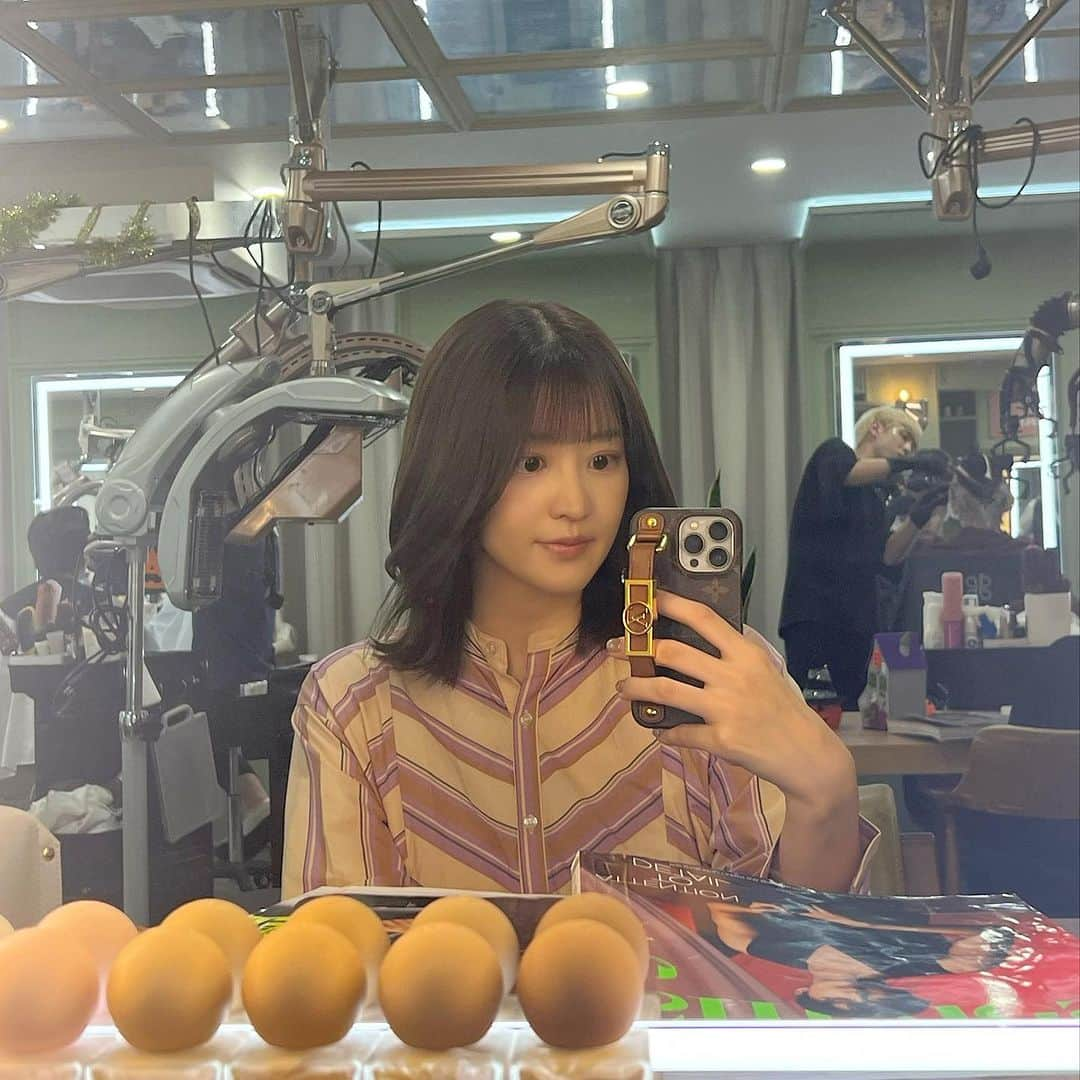 葉加瀬マイさんのインスタグラム写真 - (葉加瀬マイInstagram)「ヘアカラー&カット💇‍♀️ @gunhee_tokyo @suakm_gunhee 💓 いつもありがとうございます❤️ 綺麗なオリーブカラーにして長さも短くしてもらいました☺️ 最近は体が重いし大きすぎて少し歩いただけで息切れ😮‍💨後期つわりもなんか出てきて、胸焼けとか気持ち悪さがずっと続いてます😓今回も初期のつわりがひどくて１ヶ月半ゾンビみたいになってたけど、 後期は後期でお腹重いし胃の圧迫でやっぱりしんどいですね😓 あともう少し頑張ろう💪  #gunheetokyo  #マタニティ #妊娠中」10月20日 22時36分 - m.hakase