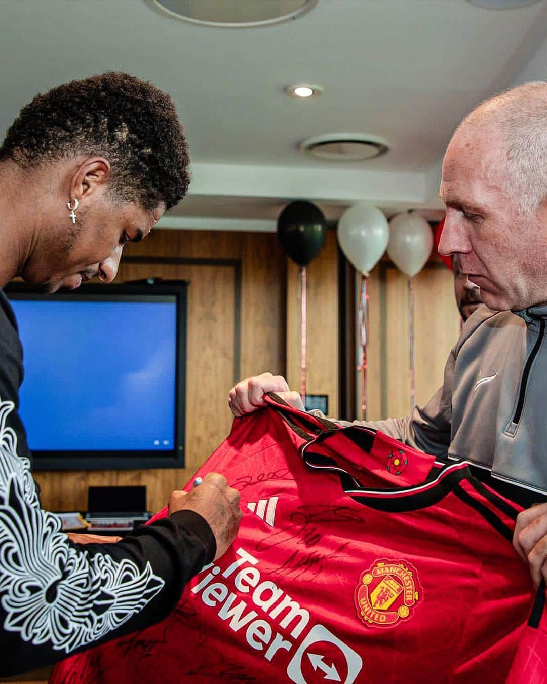 マーカス・ラッシュフォードのインスタグラム：「This is always a special moment, thanks to @manchesterunitedfoundation for putting this together ❤️」