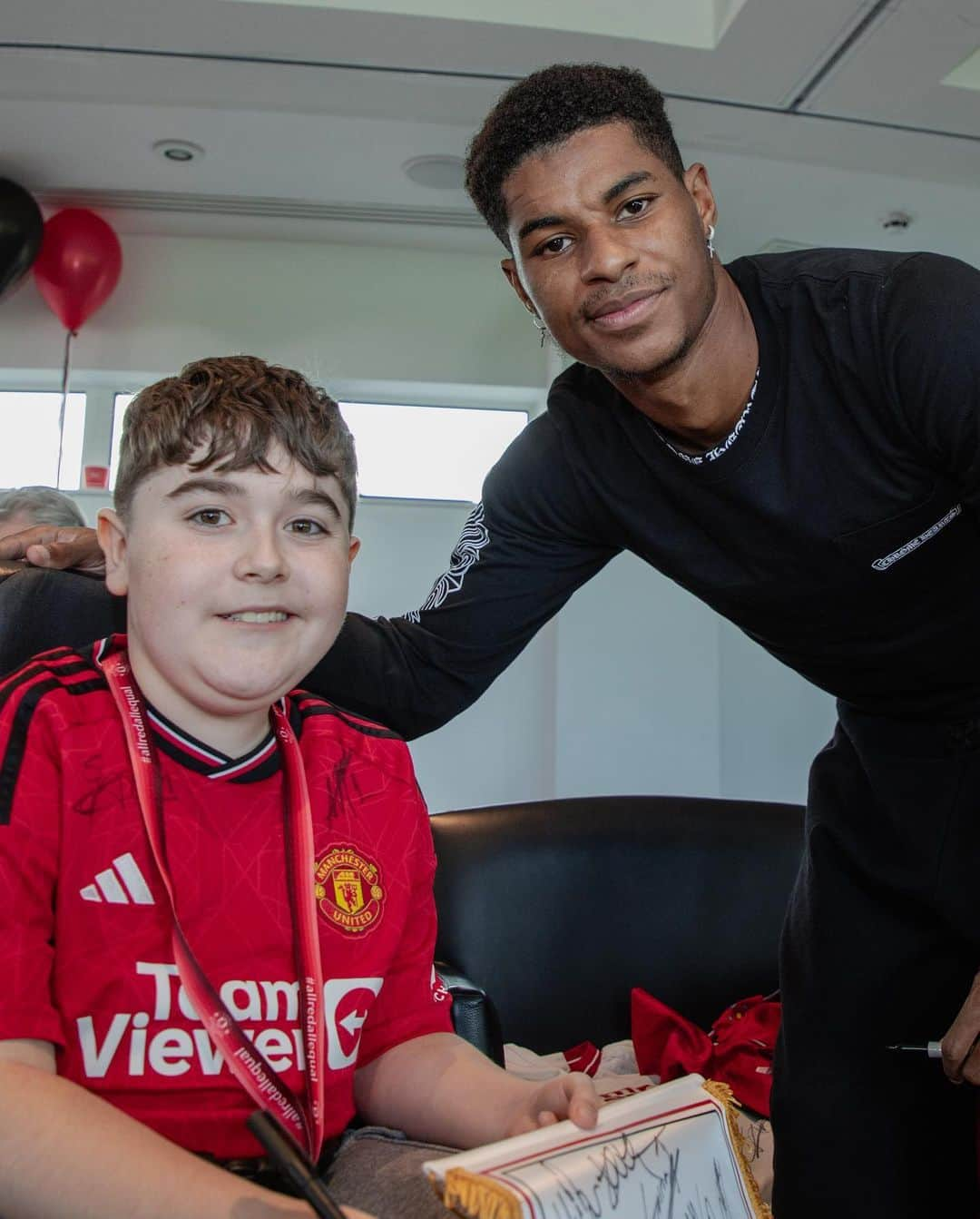 マーカス・ラッシュフォードさんのインスタグラム写真 - (マーカス・ラッシュフォードInstagram)「This is always a special moment, thanks to @manchesterunitedfoundation for putting this together ❤️」10月20日 22時30分 - marcusrashford