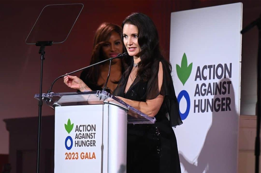 クリスティン・デイヴィスのインスタグラム：「What an honor to be with so many generous people at @actionagainsthunger last night. I am humbled and inspired by the work we are able to do together for @refugees and people in need world wide. So much love in the room 🙏🏼」