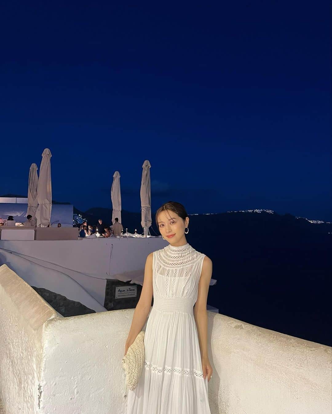 楫真梨子のインスタグラム：「昨日投稿した @lycabettus_santorini にはお気に入りのこのワンピースを着ていきました。  夜のサントリーニ島も最高に美しかった🌙  👗 @laubeblanc  #greece  #santorini」