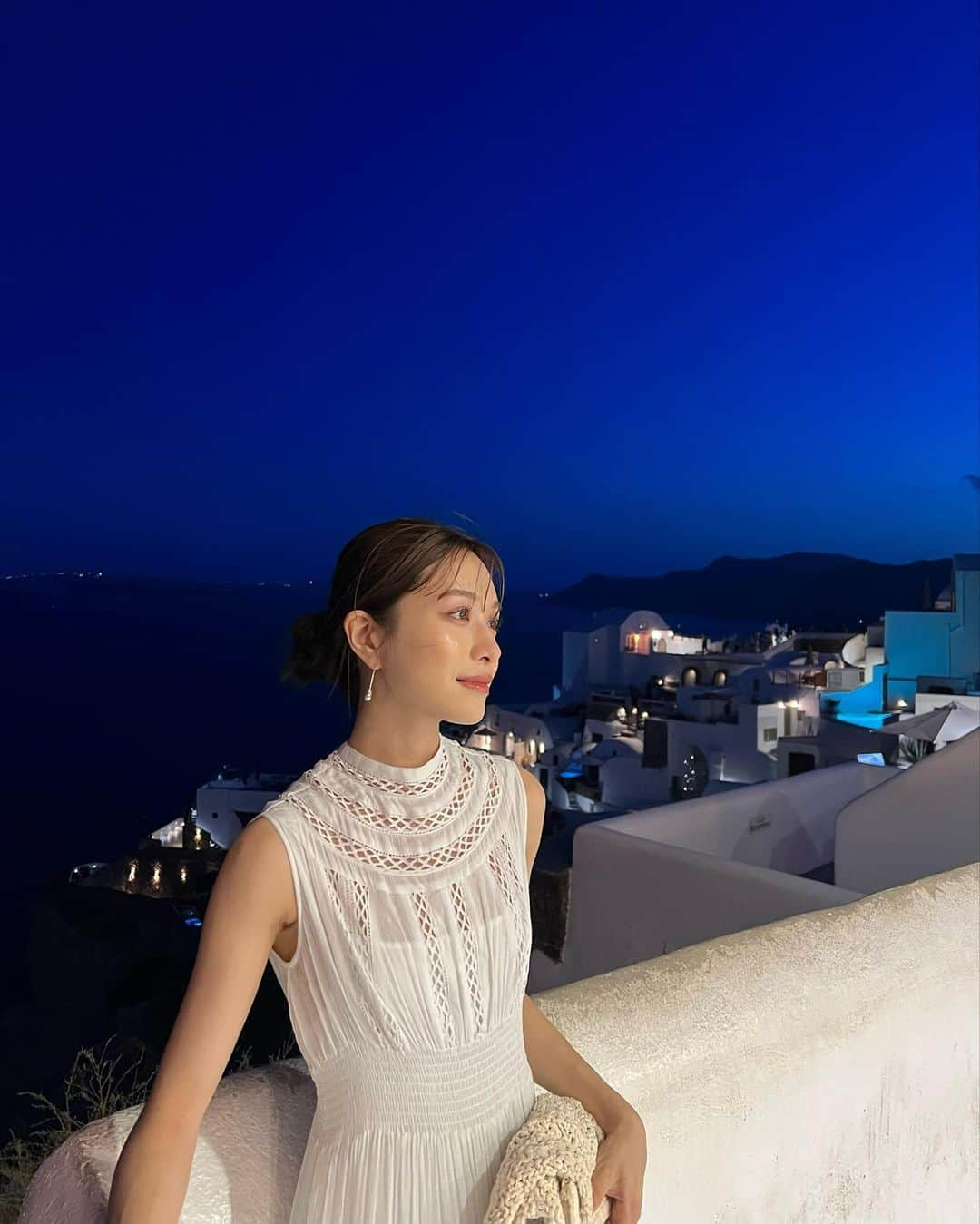 楫真梨子さんのインスタグラム写真 - (楫真梨子Instagram)「昨日投稿した @lycabettus_santorini にはお気に入りのこのワンピースを着ていきました。  夜のサントリーニ島も最高に美しかった🌙  👗 @laubeblanc  #greece  #santorini」10月20日 22時32分 - kajimari1226