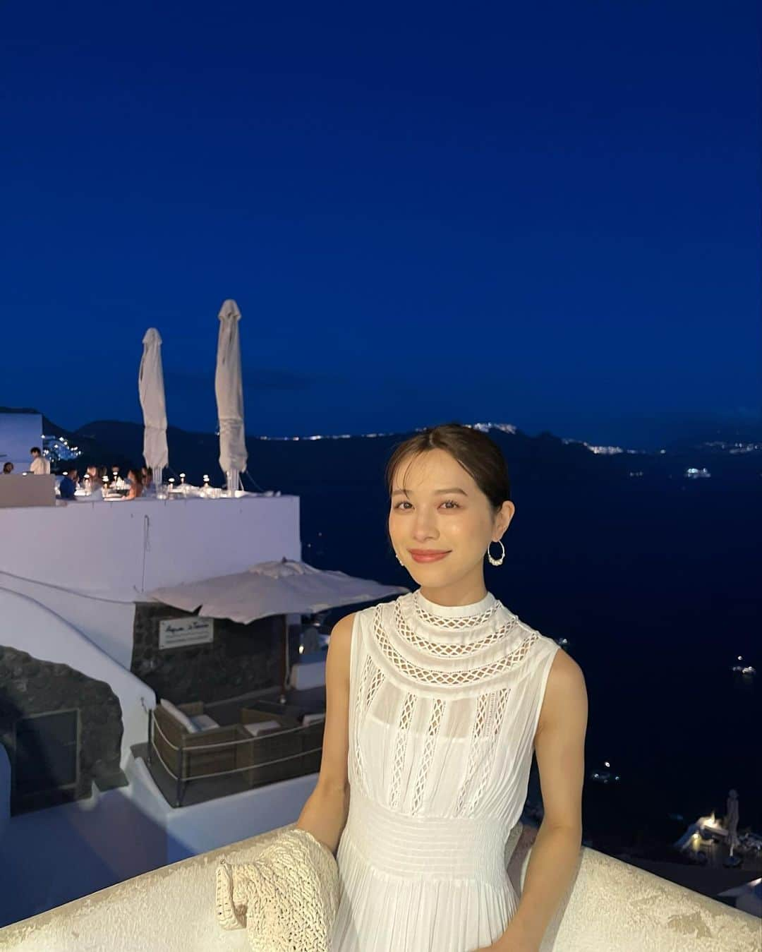 楫真梨子さんのインスタグラム写真 - (楫真梨子Instagram)「昨日投稿した @lycabettus_santorini にはお気に入りのこのワンピースを着ていきました。  夜のサントリーニ島も最高に美しかった🌙  👗 @laubeblanc  #greece  #santorini」10月20日 22時32分 - kajimari1226