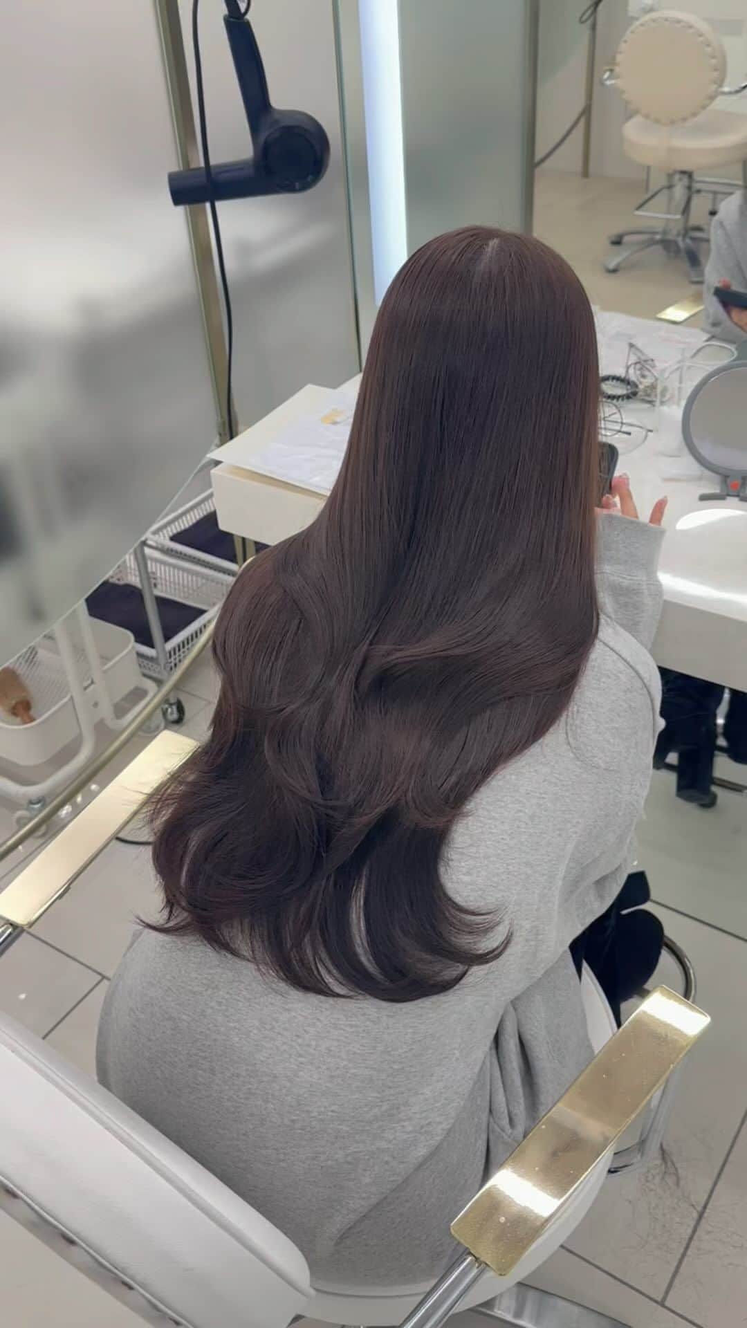 高橋英昇のインスタグラム：「人気のカラーをまとめてみました✨ ハイトーンからダークトーンまでなんでも得意です⭕️ オーダーの際に保存してお使いください✨ ˗˗˗˗˗˗˗˗˗˗˗˗˗˗˗˗˗˗˗˗˗˗˗˗˗˗˗˗˗˗˗˗˗˗˗˗˗˗ ⁡ ◌ @eisho_coa  ⁡ 前髪顔周りのどんな悩みも 是非ご相談下さい✨ ⁡ ☑︎流し前髪だけど要望と違う ☑︎前髪顔周りを切られすぎる ☑︎顔周りがなくて困っている ☑︎前髪が巻きづらく上手くいかない ☑︎変な毛がいつも前髪に出てくる ☑︎扱いづらくて困っている ☑︎おでこが狭くて悩んでいる ⁡ などなど 少しでも気になることは全てお聞かせ下さい✨ メモ持ってきても大丈夫です📝 ⁡ ˗˗˗˗˗˗˗˗˗˗˗˗˗˗˗˗˗˗˗˗˗˗˗˗˗˗˗˗˗˗˗˗˗˗˗˗˗˗ ⁡ ⁡ ◌ 料金 ◌ ・カット ¥8800 ・カット 𓂃 トリートメント ¥12100 ・カット 𓂃 カラー ¥17600 ・カット 𓂃 カラー 𓂃 トリートメント ¥22000 ⁡ ※初回のみ指名料+¥3300かかります。 2回目以降は指名料無料です。 ⁡ ⁡ 𓂃 よくあるご質問 𓂃 ⁡ ⁡ Q . 予約はどうしたらいいですか？ ⁡ ✎ プロフィールのURLからお待ちしております✨ ⁡ ⁡ Q . 場所はどちらですか？ ⁡ ✎ 東京都中央区銀座6-13-9 GIRAC GINZA 7F 【銀座駅5分、東銀座駅から徒歩3分】 ⁡ ⁡ Q . 投稿に可愛い子しか載っていないですが、 私が行っても大丈夫ですか？ ⁡ ✎もちろん大丈夫です。 僕のお客様は【3歳〜74歳】の 子連れ様から老若男女幅広いの方が ご来店してくださっております。 女性は必ず可愛くします！ 実は男性のカットも得意です。 最近ご紹介もかなり多いです✨ ⁡ Q . どんな美容師？ ⁡ ✎ お話するのが好きです✨ ただ施術中は技術に没頭する時があり その時はあまり話さなくなります✂︎ ⁡ Q . カウンセリングはしっかりしてもらえますか？ ⁡ ✎もちろんです！ 前髪顔周りの生え際、癖毛、割れめ、こめかみ、 頬骨、えら、丸顔、面長、りんかく などのお悩みもしっかりカウンセリングさせて頂いてから 施術に入らせて頂きますのでご安心ください✨ ⁡ ⁡ カットは【前髪】【ロングレイヤー】 が好きですが、 ミディアム、ボブ、ショート、 メンズカットも好きです。 巻きも得意なので、 知りたい方はなんでもお伝えします✨ ⁡ カラーはブリーチなしのワンカラーで 【艶感】【透明感】【くすみ感】が出るように 300種類以上の中から 独自の配合で調合しております。 ⁡ ストレートはダメージを最小限で抑えられるように かなりこだわっています！ 微アルカリ〜弱酸領域の範囲で施術するので 基本的に【ヘアカラー】と同時施術が可能です✨ ⁡ トリートメントはできるだけ長持ちできるように 【手触り】【質感】にこだわっています！ あとはアウトバスのヘアケアも重要なので 興味ある方はしっかり説明しています✨ ⁡ パーマは最近持ちの良いデジタルパーマが好きです。 熱処理する事で普通のパーマより持ちが良くなります。 僕の使う薬剤は基本的にダメージを最小限でかけるので コテを使って巻いても大丈夫です。 巻かなくても普段のスタイリングはかなり楽になります✨ ⁡ #銀座　#千葉　#前髪カット　#顔周りカット　#小顔カット　#おくれ毛カット　#顔周り　#前髪　#シースルーバング　#かきあげ前髪　#小顔に見える顔周り #小顔カット #似合わせカット　#おくれ毛　#前髪顔周り似合わせ」