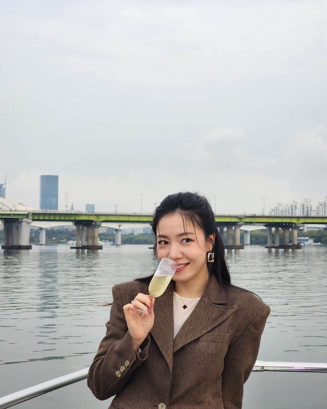 リュ・ファヨンさんのインスタグラム写真 - (リュ・ファヨンInstagram)「오랜만에 ~ ✨🥂 #두칸 아웃핏입고 #로저드뷔 요트파티 다녀왔어요 가을가을한 요즘~ 행복해요🌈 #올드머니룩 이란게 이런 아웃핏맞쥬?? ✨ 행복한일들 많이 만들어보아요 우리!  #류화영 #로저드뷔 #두칸 #제니하우스청담힐  Ps.사랑해윤지짱」10月20日 22時34分 - hwayoung_ryu_93