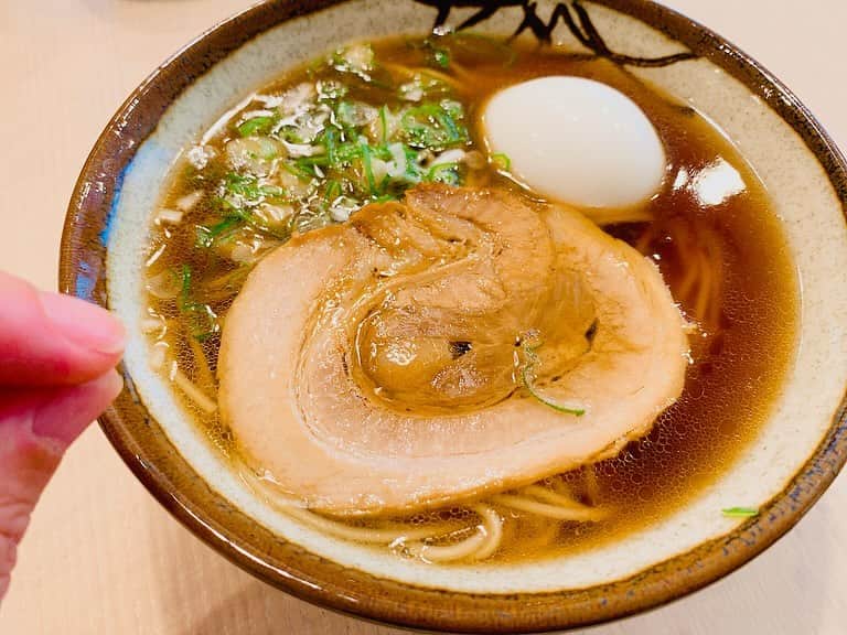 のインスタグラム：「こんばんは！  『感情直結型ギタリスト』西川進です！！  お家ラーメン、、、  色々いただきましたが、、、  今までで一番美味しかったかも、、、。  「支那そばや」のラーメン、、、。  ラーメン博物館を思い出します、、、。 （今はもう無くなっています）  みなさまの所のお家ラーメンはいかがですか？  今日と明日がみなさまにとって素敵な一日となりますように、、、。  #ミルベストショット #柴犬　#豆柴  ＿＿＿＿＿＿＿＿＿＿＿＿＿＿＿＿＿＿＿＿＿ ＿＿＿＿＿＿＿＿＿＿＿＿＿＿＿＿＿＿＿＿＿  sayuras(サユラス)初ワンマンライブのチケット一般発売開始！！  新しいバンドの幕開けの"瞬間"を見逃すな！！  チケットお求めはこちらから☟☟☟  ◉sayuras初ワンマンライブ"The Beginning"  2023.12.16(土)@下北沢CLUB Que ローソンチケット https://l-tike.com/sayuras/ イープラス https://eplus.jp/sayuras/  ◉sayuras 1st single『ナイン』disital released!  各配信サイト https://nex-tone.link/A00122820  MusicVideo https://youtu.be/gfM6s97elyk?si=1Wk7diqlXruUDgzu  ＿＿＿＿＿＿＿＿＿＿＿＿＿＿＿＿＿＿＿  株式会社 Emö SensatioN（Smash Room Group）は、  サポートミュージシャン  （特に！！ベーシスト、キーボーディスト）を急募します！！  応募はこちらから！！  https://emosensation.com/wanted/  Smash Room Group https://smashroom.com  #ミル #愛犬　#白豆柴 #白い豆柴   #sayuras　#サユラス　#西川進　#ギター #ギタリスト　#guitarist #サウンドプロデュース #スマッシュルーム　#SmashRoom #サポートミュージシャン  #レコーディング　#ソロ　#EmöSensatioN　#エモセンセイション　  #ギター教室 #音楽教室 #レッスン #スクール #エモスク  #演奏　#楽器　#音楽」