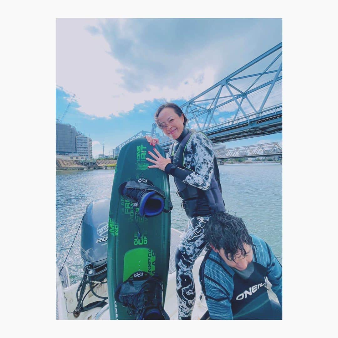 下村真由美のインスタグラム：「🌊🌊🌊✨✨✨  初めましてのウェーーークボーーーーード😆 めっちゃ楽しかった🤣🤣🤣 初めて多摩川に頭突っ込みました笑笑  終わって船を降りた瞬間から歩き方がおかしかったです🤣  連れて行ってくれた先輩方に感謝🤗🤗 #初心者 #ウェークボード #多摩川 #ハマるの決定 #顔必死すぎ」