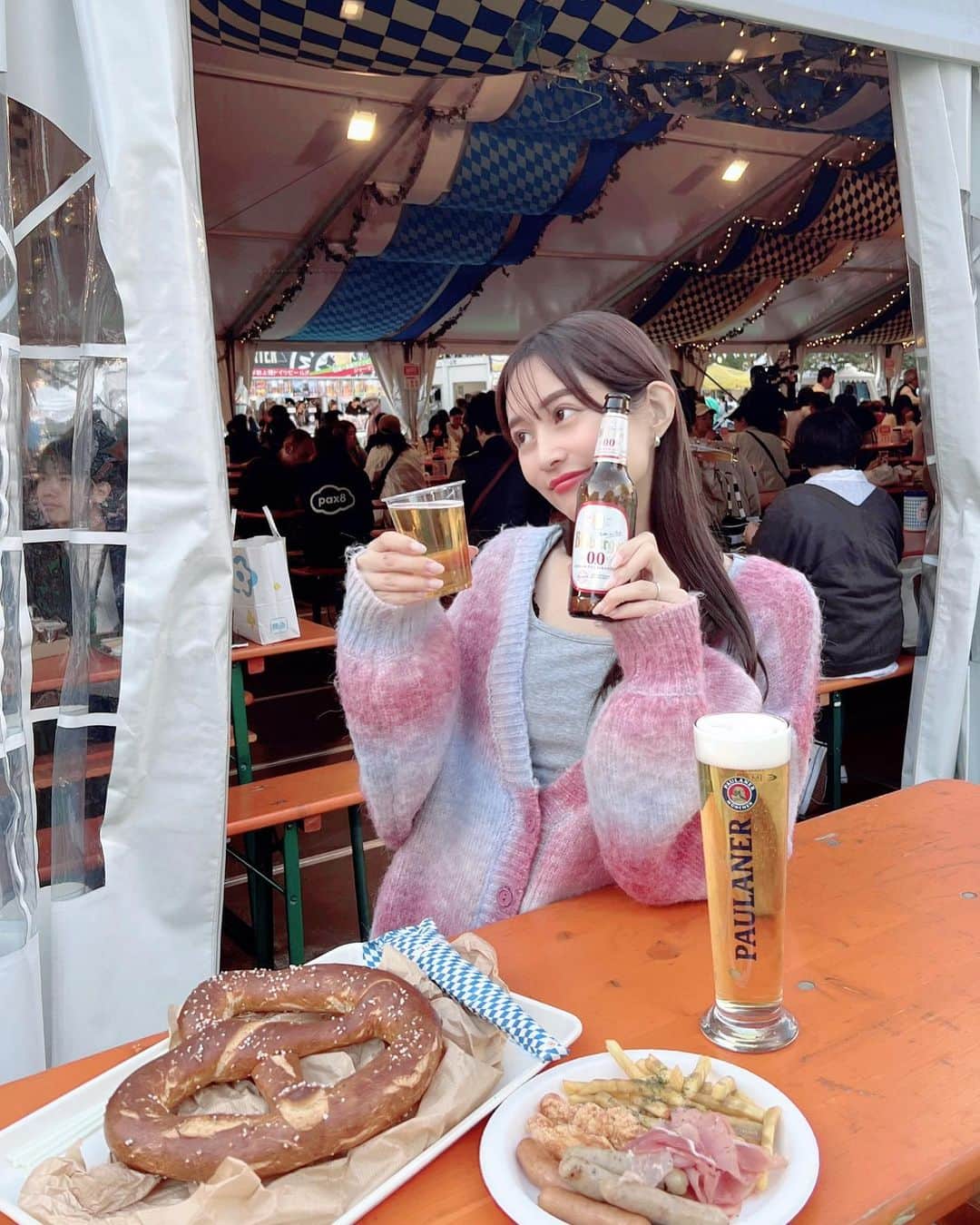 橘リンさんのインスタグラム写真 - (橘リンInstagram)「〜𝕡𝕣〜  福岡オクトーバーフェストに行ってきたよ🇩🇪  ドイツ最大規模のお祭りが 福岡でも開催されるという事で初日から行ってきた❣️  プレッツェルが美味しくて、 顔のサイズくらいあったよ🥨🥨 ドイツ発祥のお菓子ってこと知らなかった🙆‍♀️  ドイツ留学をしてたパパは ドイツビールが大好物でかなり喜んでた🤭 本格的なドイツ料理も食べれるのも嬉しいね♡  私は妊娠中だし楽しめるかなって思ってたけど ノンアルコールのドイツビールが販売されてたり ドイツのお料理やスイーツも楽しめた👏  民族衣装を着たウェイトレスさんが居て 歌や演奏があって会場は大盛り上がりだった💃  10/29まで開催されているみたいだから 期間中にまた行けたらいいな♡ 冷泉公園で開催されているので行ってみてね💨  @fu.oktoberfest @fukuoka_oktoberfest #福岡オクトーバーフェスト #福岡オクトーバーフェスト2023 #福岡オクトーバーフェスト部 #fukuokaoktoberfest #fukuokaoktoberfest2023 #福岡グルメ #福岡 #福岡観光 #fukuokagourmet #fukuoka #후쿠오카음식　#후쿠오카　#福岡美食 #ฟุกุโอกะ #フクオカーノ #福岡イベント #福岡イベント情報 #冷泉公園」10月20日 22時41分 - rincharon