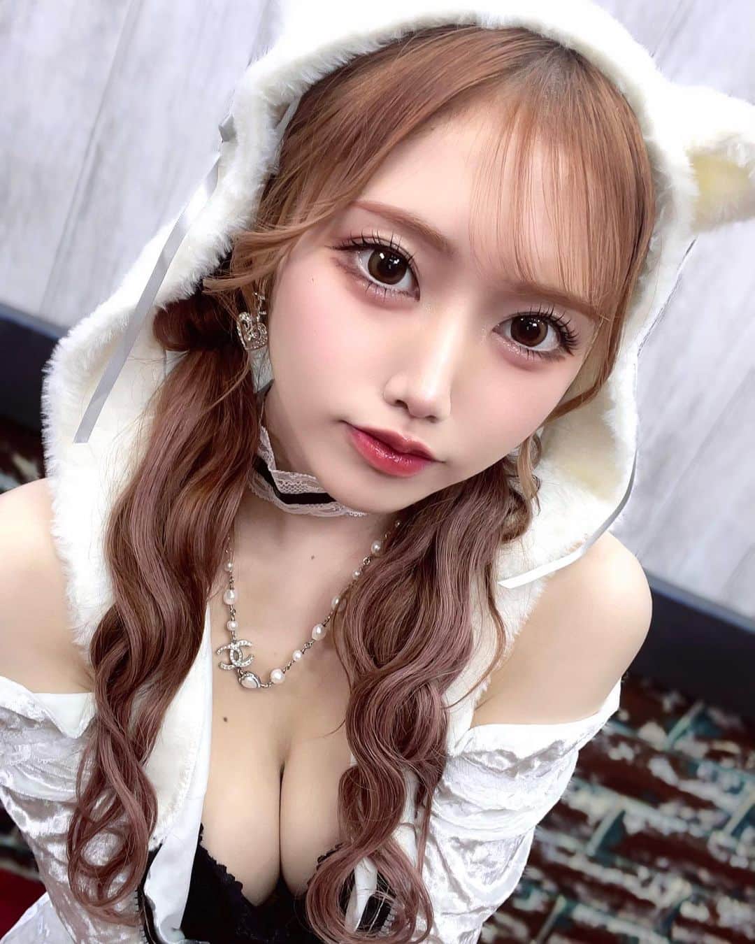 のインスタグラム：「イベントありがとうございました♡完売御礼🫶🏻💭 なんと出席率100%！素晴らしいっ だいすきだよ ・ ・ ・ ・ #斎藤あみり#自撮りlingerie#グラビア#女星#可爱#kawaii#selfie#photography#赤髪#お姉さん #그라비아#귀여운#일본인#コスプレ#cosplay#猫耳#cat#マリームーン#コンカフェ嬢#ツインテール」