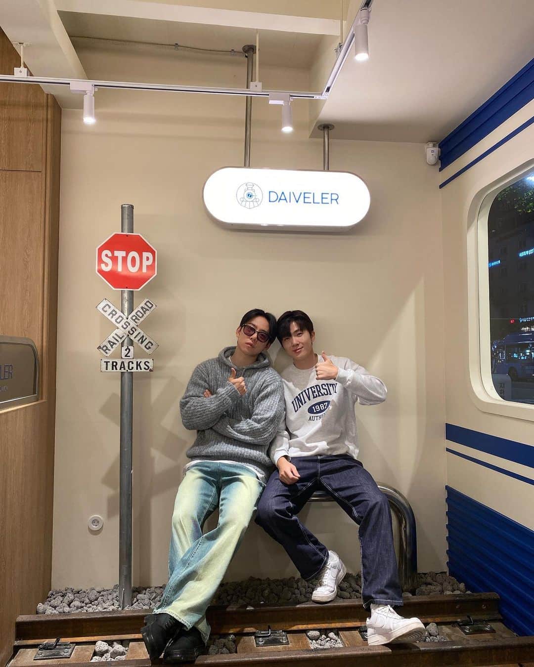 デヒョン のインスタグラム：「인테리어100 서비스100 맛100 축하해 강사장👍  #데이블러」