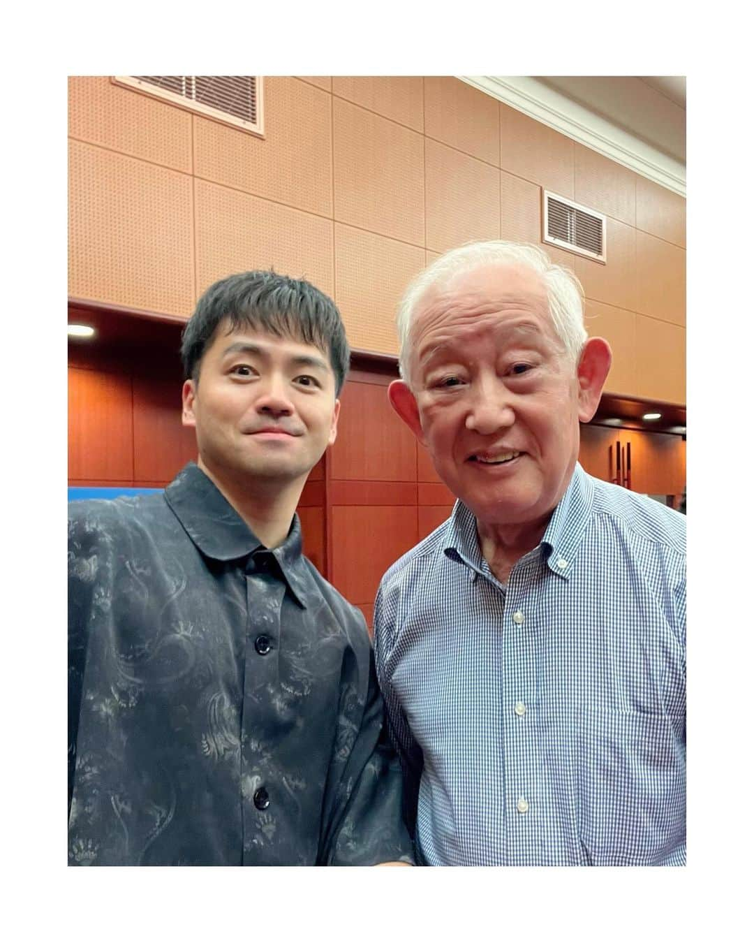 千代將太さんのインスタグラム写真 - (千代將太Instagram)「「家族草子」公演にて 共演者である #俳優座 の、#遠藤剛 さん 剛さんとは何度も共演させて貰ってるけど 初めて同作でガッツリ一緒に今回芝居を…  稽古場でボクシングのスパーリング一緒にしたり 剛さんに誘われて相撲とったり…笑  芝居の事も毎日個人的に気にかけてくれて 歳を積み重ねてきての間の取り方とか… 今回沢山芝居の事で楽しく話して一緒に御芝居を😊  ありがとう、剛さん😆  #家族草子」10月20日 22時47分 - shota_chiyo_official